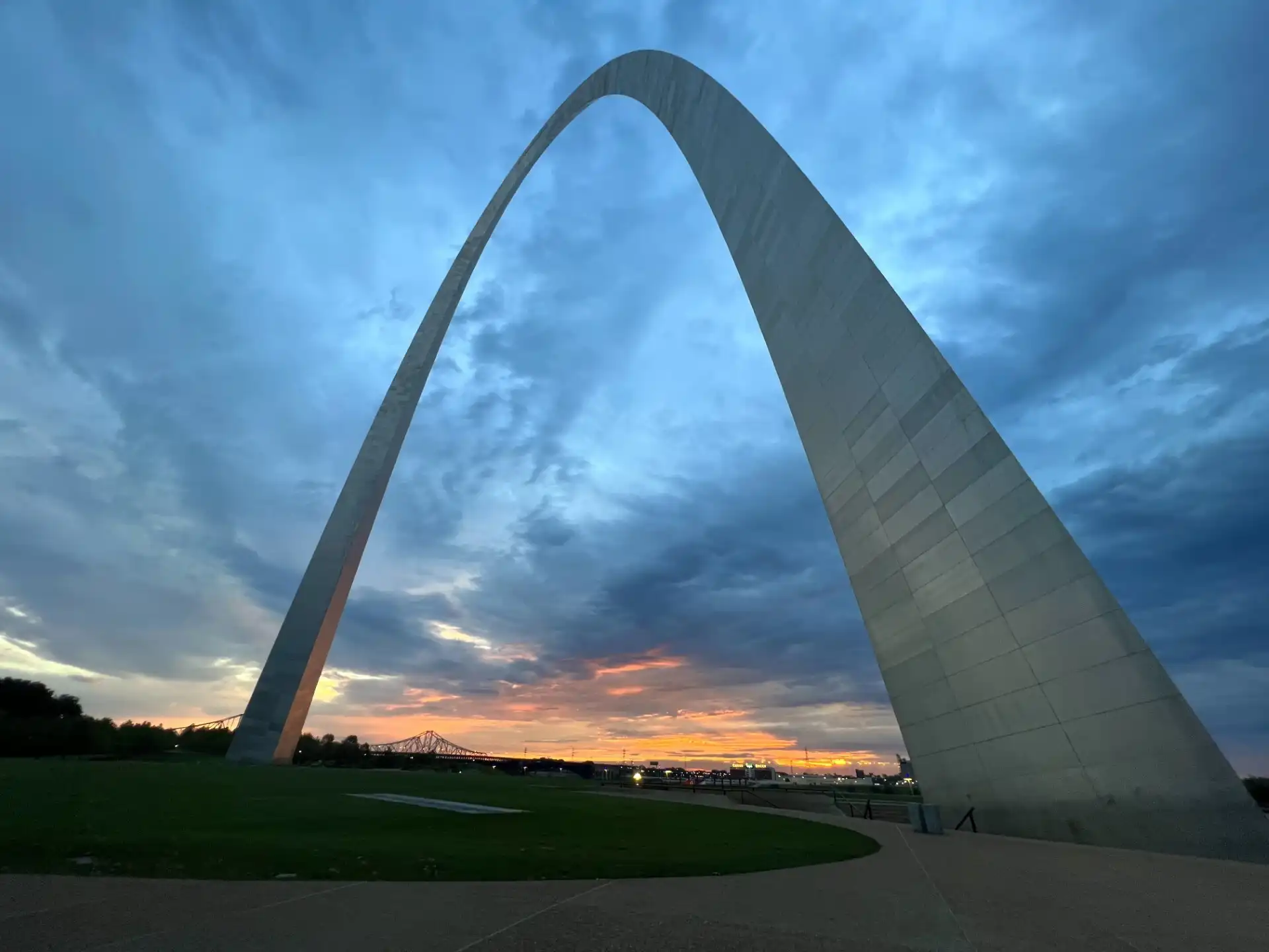 1920x1440 Gateway Arch, America's Gateway to the West