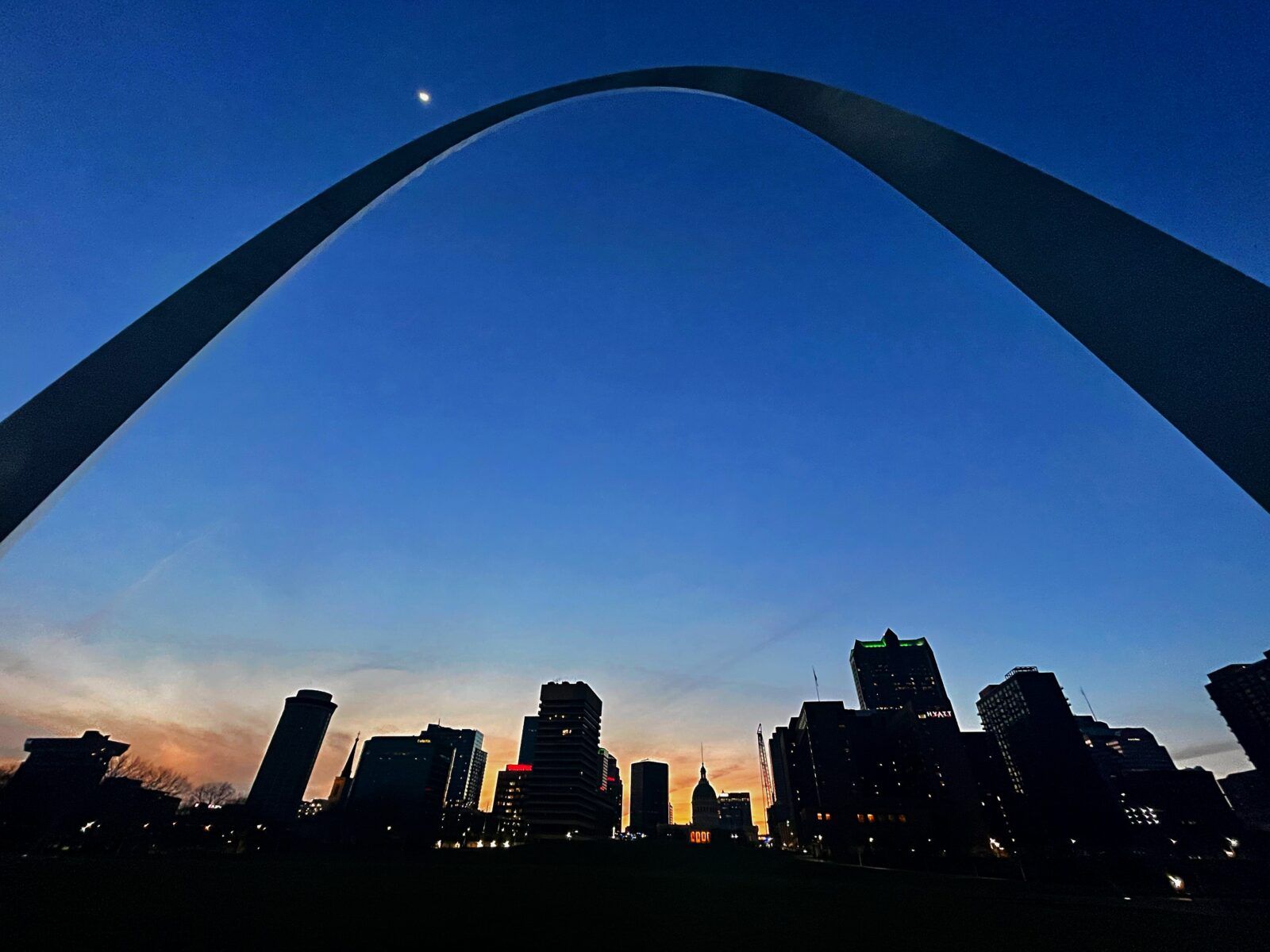 1600x1200 Gateway Arch Lights Off in September for Bird Migration