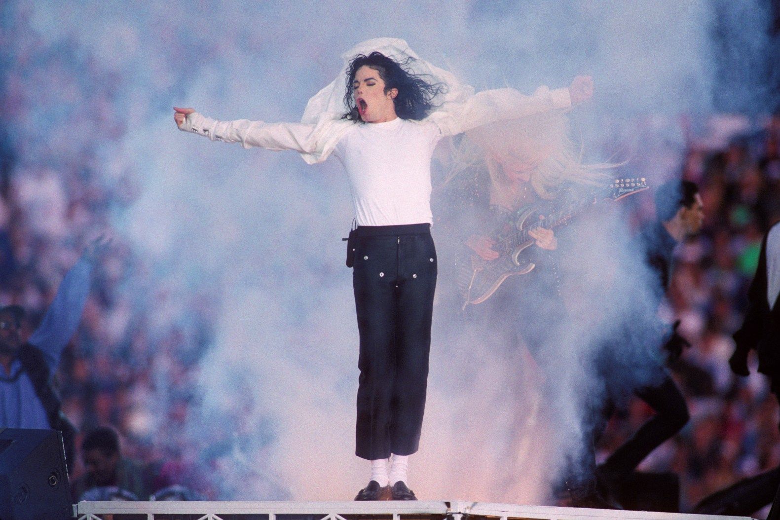 1581x1054 Michael Jackson: The Essential Moments