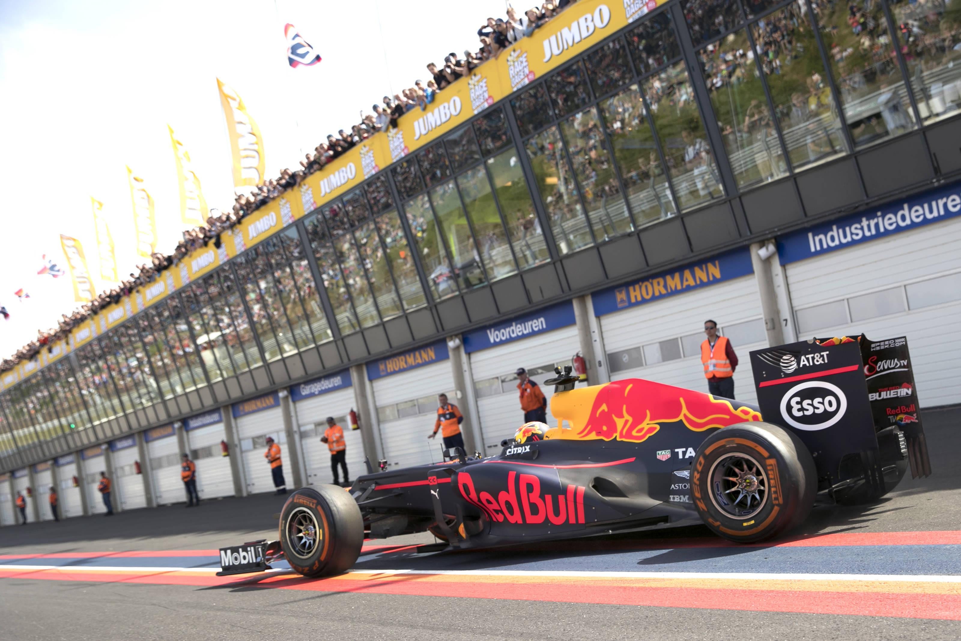 3200x2133 Max Verstappen: Breaking Zandvoort's lap record *Video*