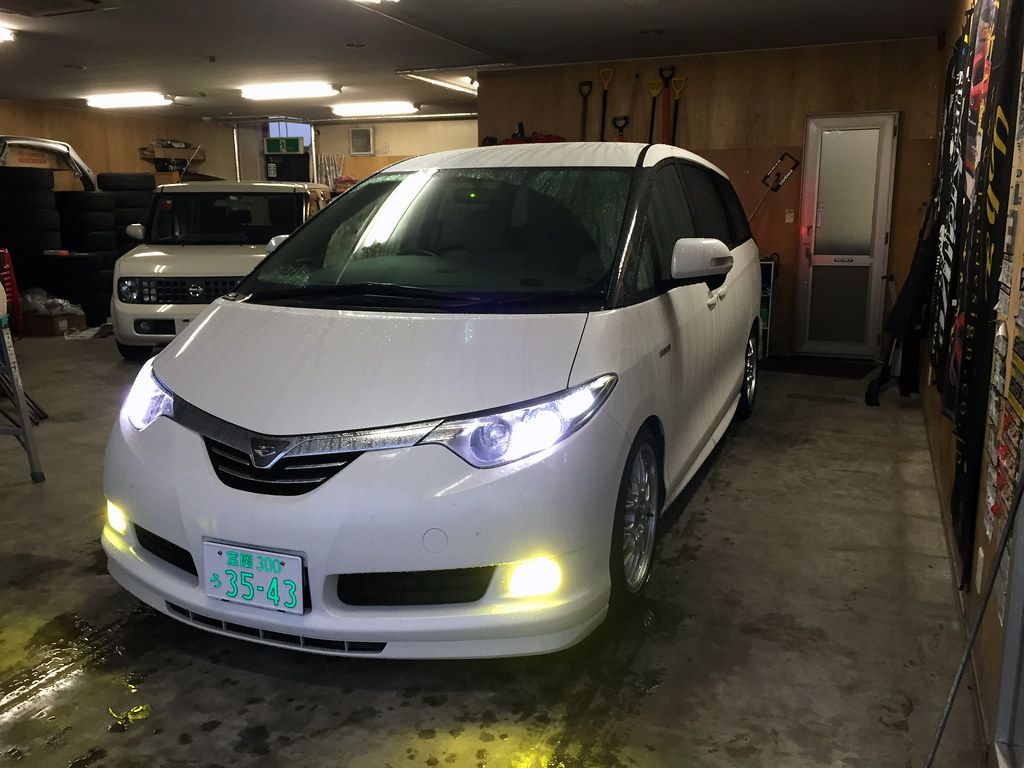 1024x768 Toyota Estima Aeras