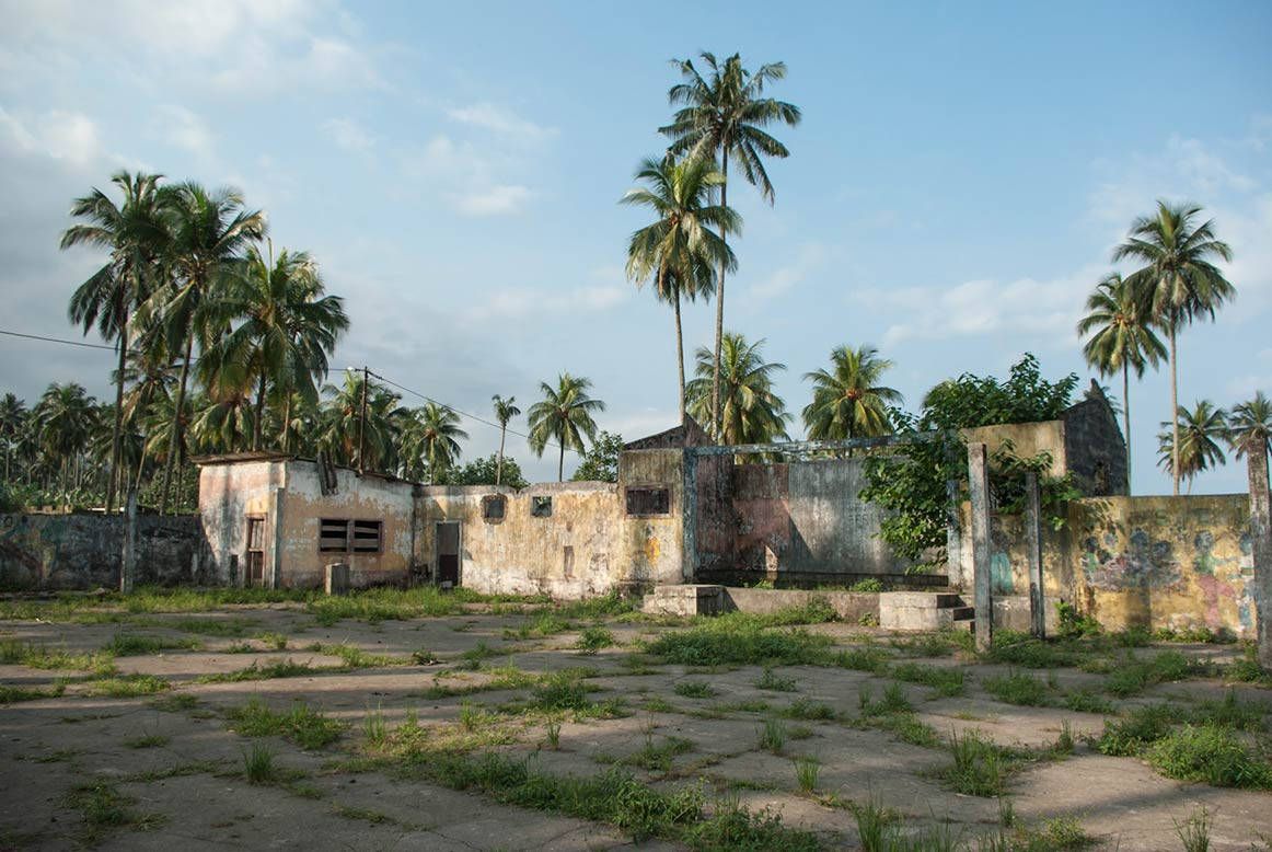 1162x778 Download Caption: Vintage Architecture of Sao Tome and Principe Wallpaper
