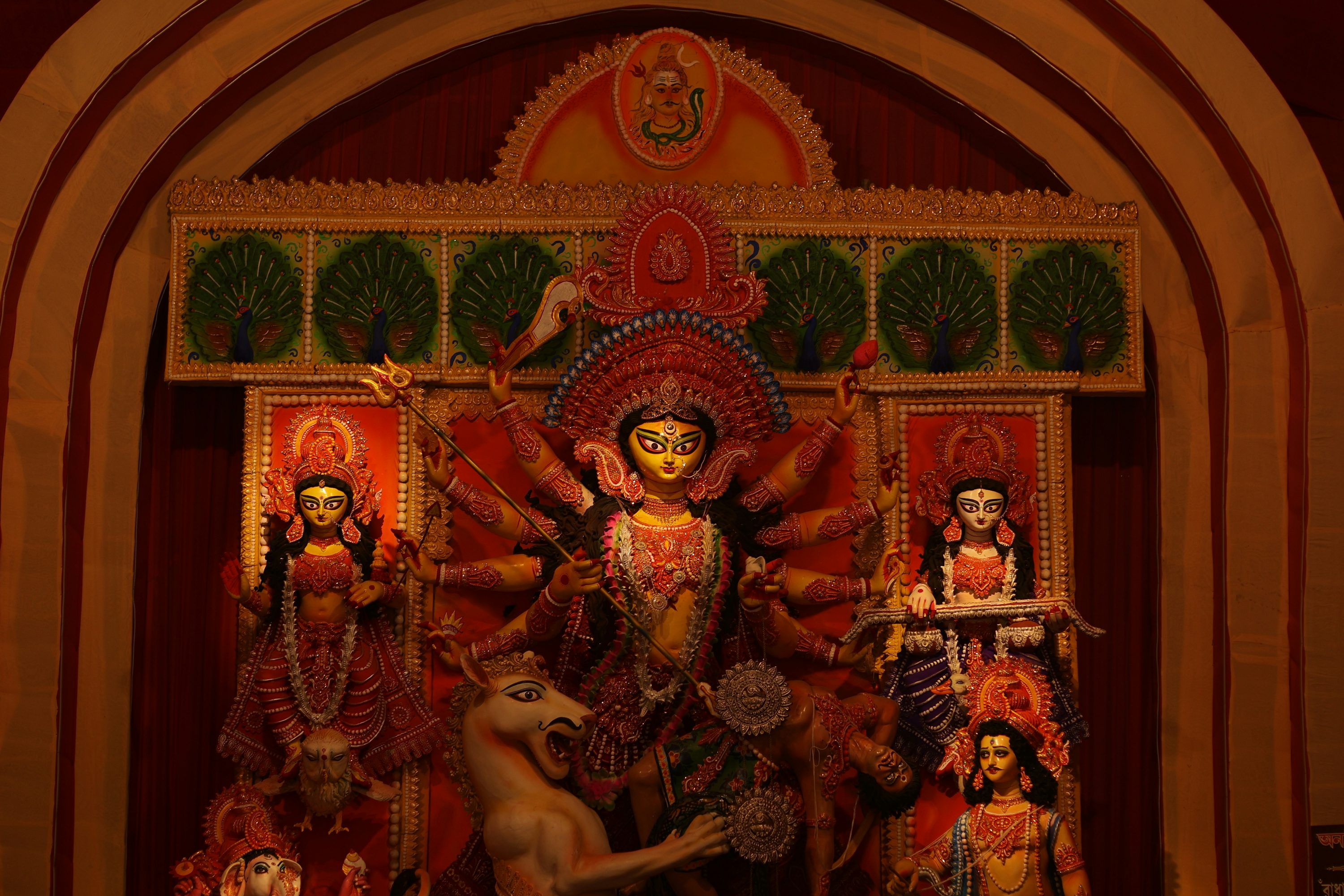 3000x2000 Idol of goddess durga with her children at pandal
