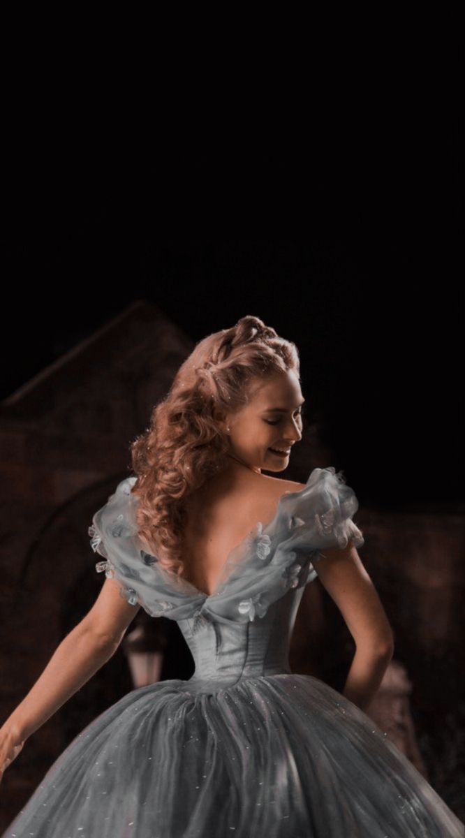666x1200 Cinderella 2015 (Lily James) Wallpaper Aesthetic