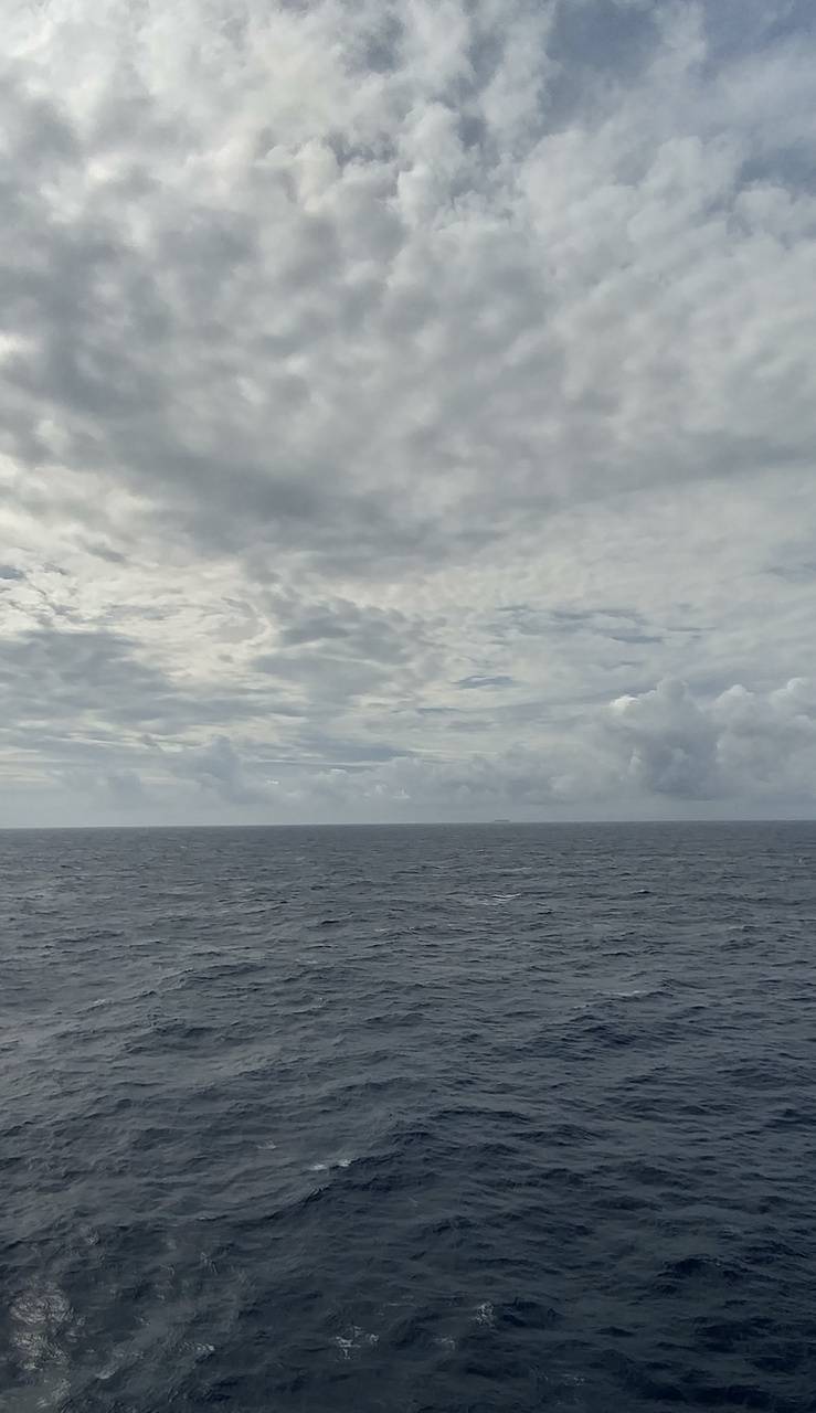 739x1280 Cloudy Ocean wallpaper