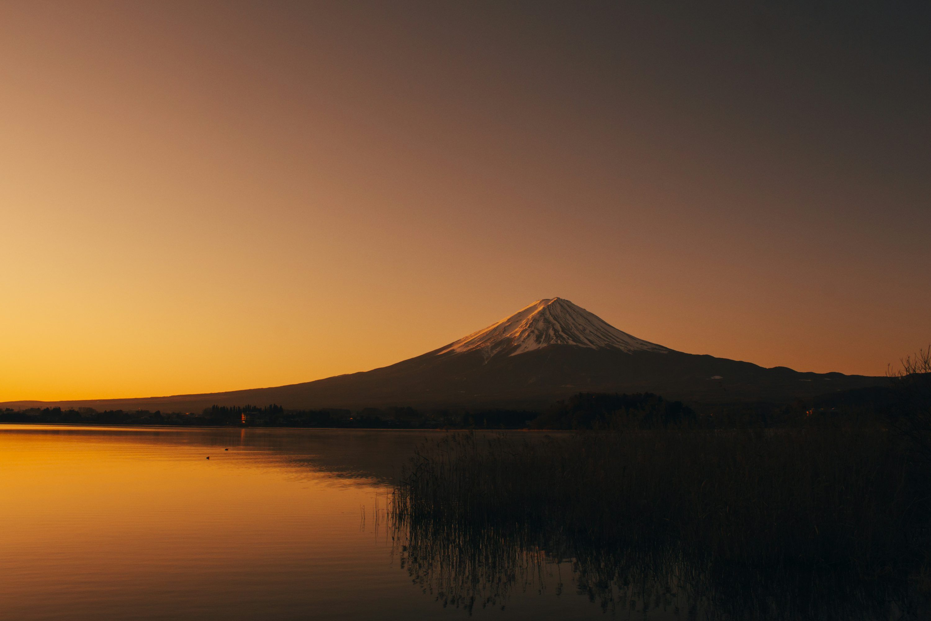 3000x2000 Mount Fuji reflecting in Lake Kawaguchi