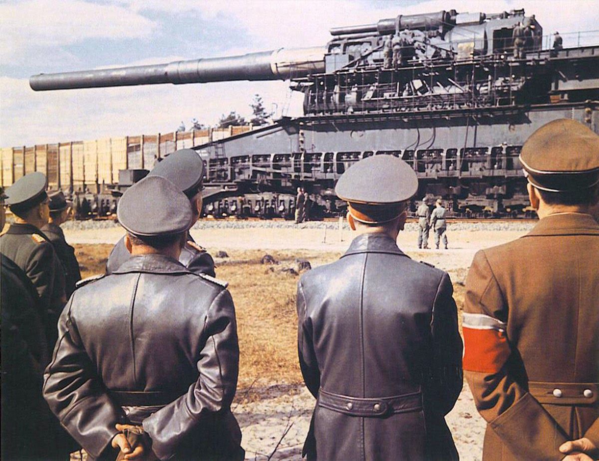 1200x925 The Heavy Gustav: Hitler and Generals Inspecting the Largest Caliber Rifled Weapon Ever Used in Combat, 1941 Historical Photo