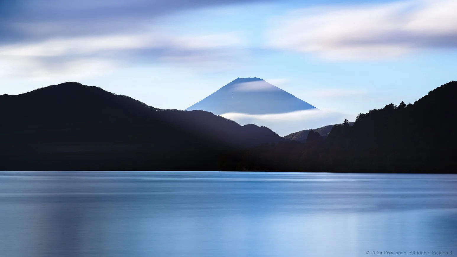 1546x869 Still Waters, Moving Clouds: Fuji's Late Afternoon Reveal・雲間に現れた富士山：芦ノ湖での静寂なひととき