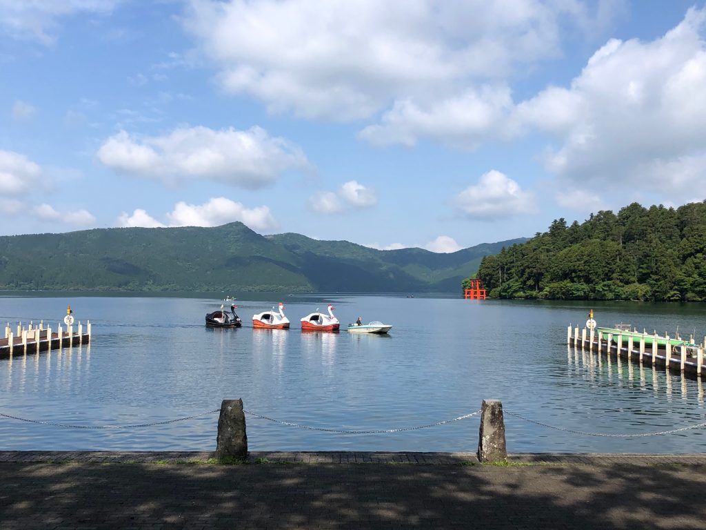 1024x768 A Morning Walk at Lake Ashi: Hakone, Japan