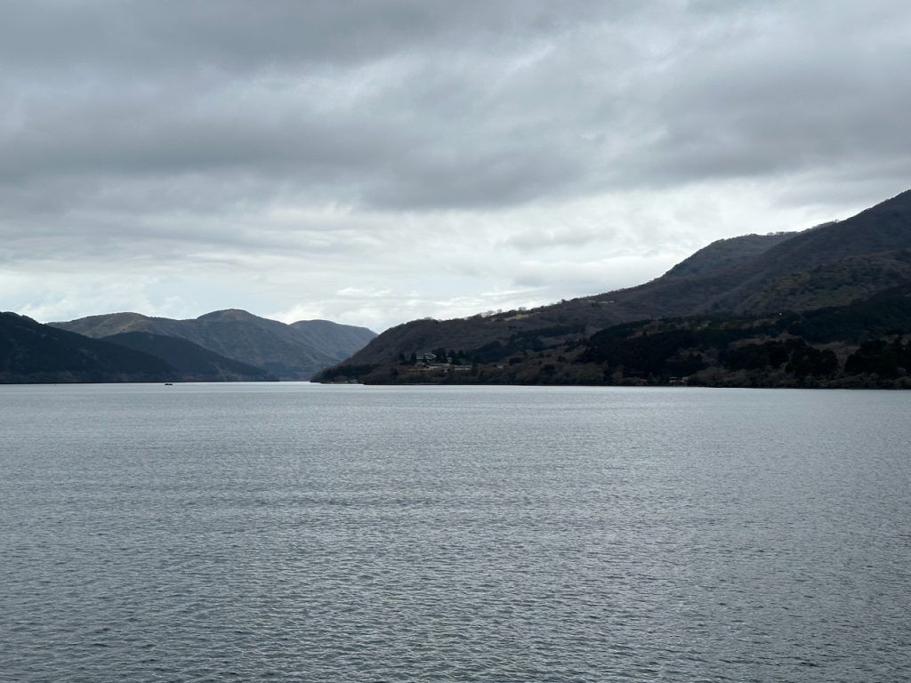 1024x768 Views of Japan: Ashinoko on a Cloudy Day