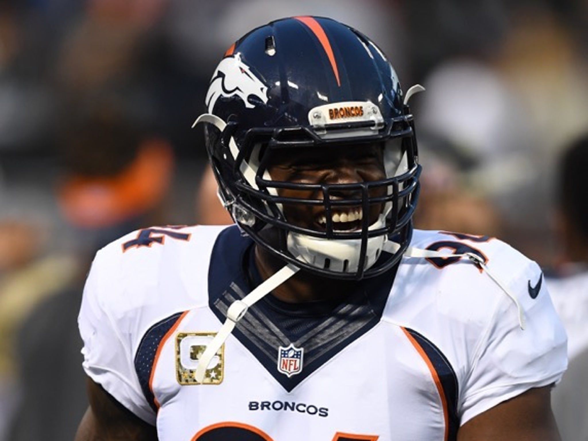 2048x1536 DeMarcus Ware - On the Field