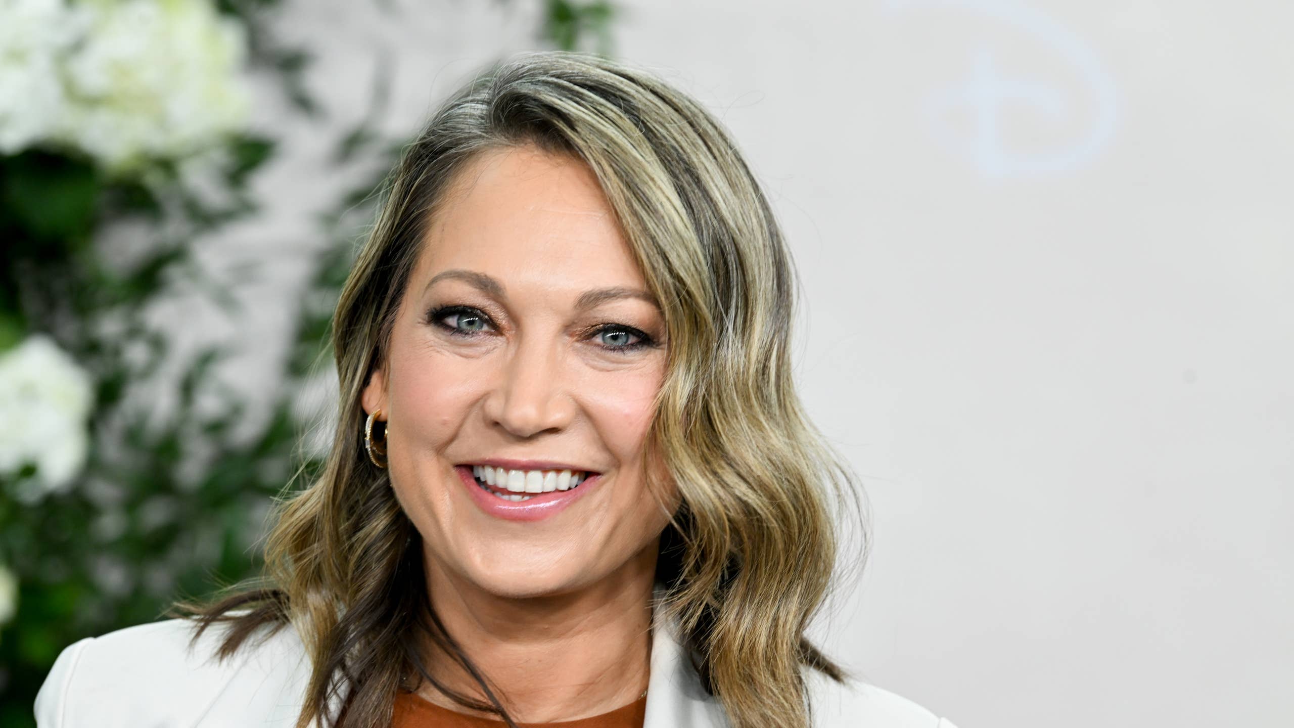 2560x1440 ABC's Ginger Zee, Stuns In Gorgeous Makeup Free Selfie