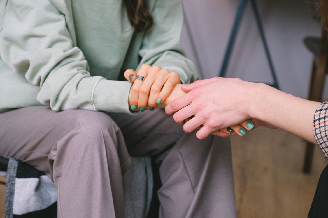 1125x750 Crop psychologist supporting patient during counseling indoors · Free