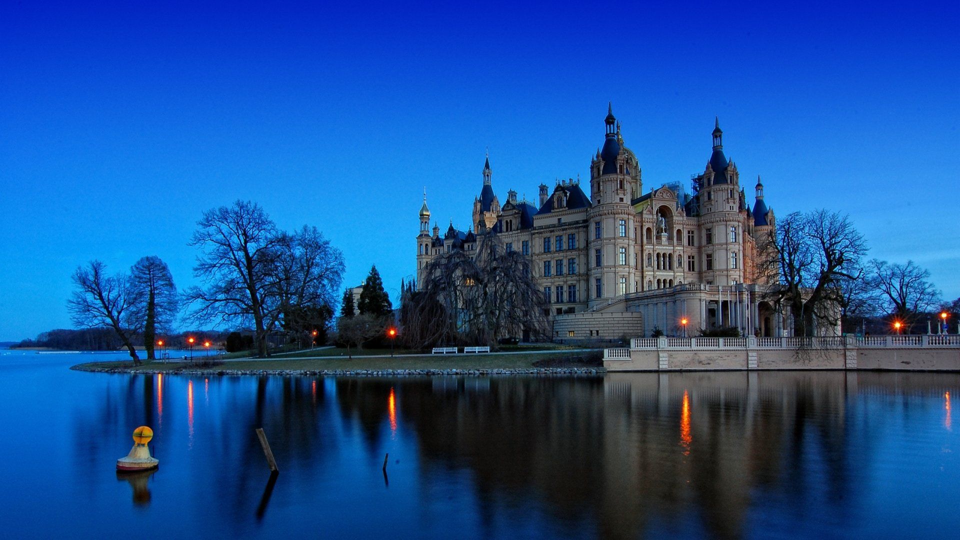 1920x1080 Schwerin Palace at Dusk