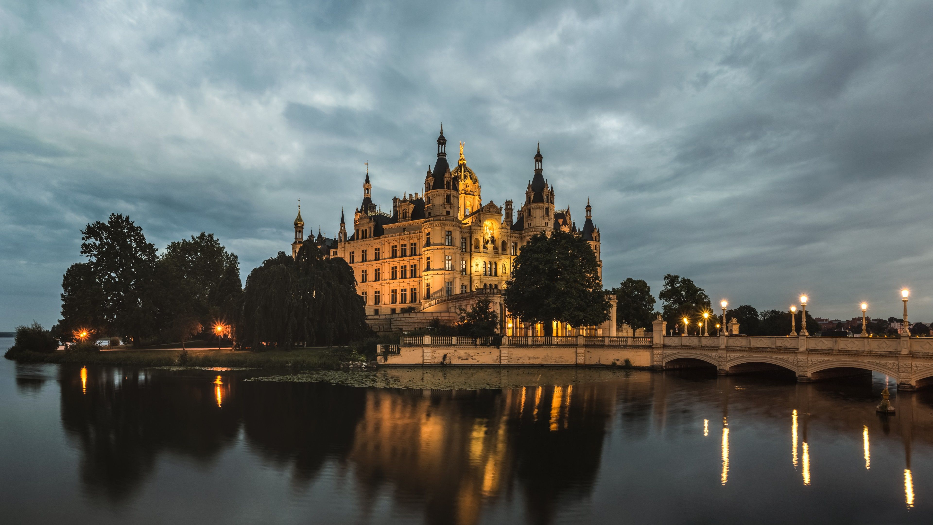 3840x2160 Schwerin Castle at dusk
