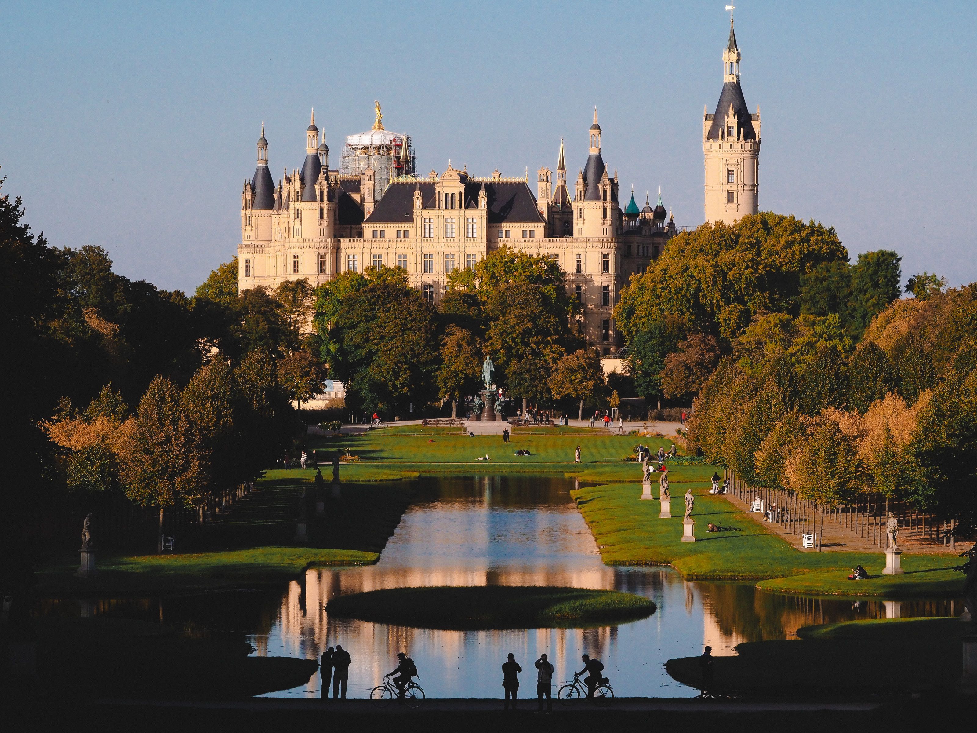 3200x2400 Schwerin Castle in Lush Green Garden Park Setting · Free