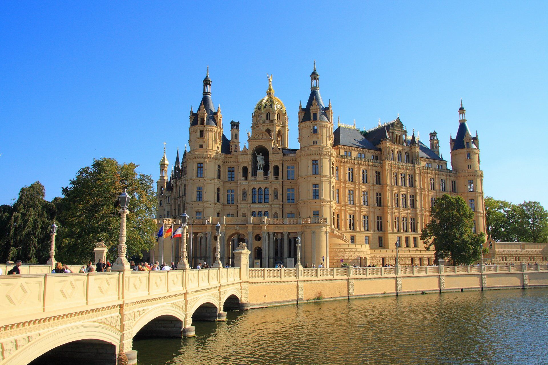 1920x1280 Schwerin Palace Majesty: Stunning HD Wallpaper of Schloss Schwerin Landmarkx1730