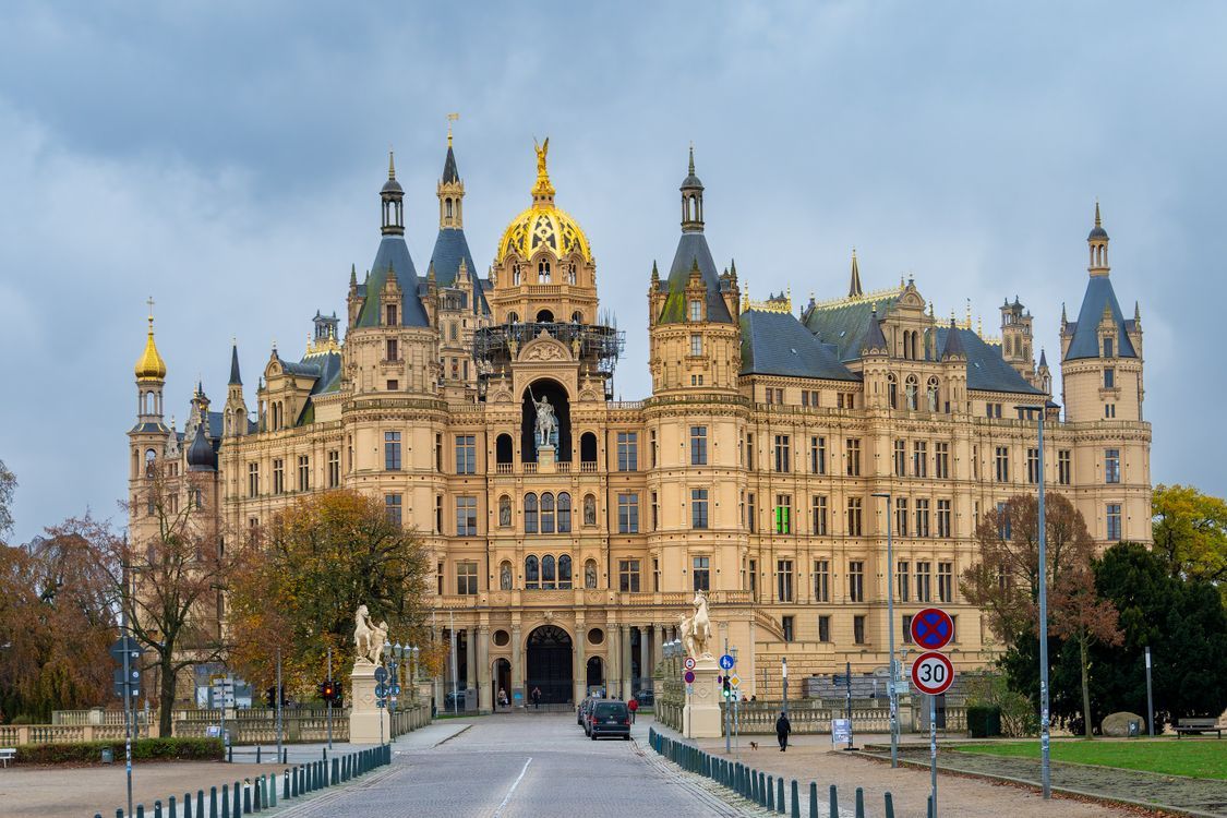 1125x750 Schwerin Castle in Autumn, Architectural Marvel · Free