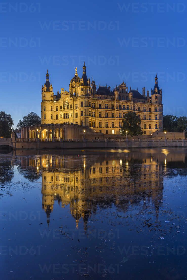 739x1106 Germany, Mecklenburg Vorpommern, Schwerin, Schwerin Palace With Lake At Night