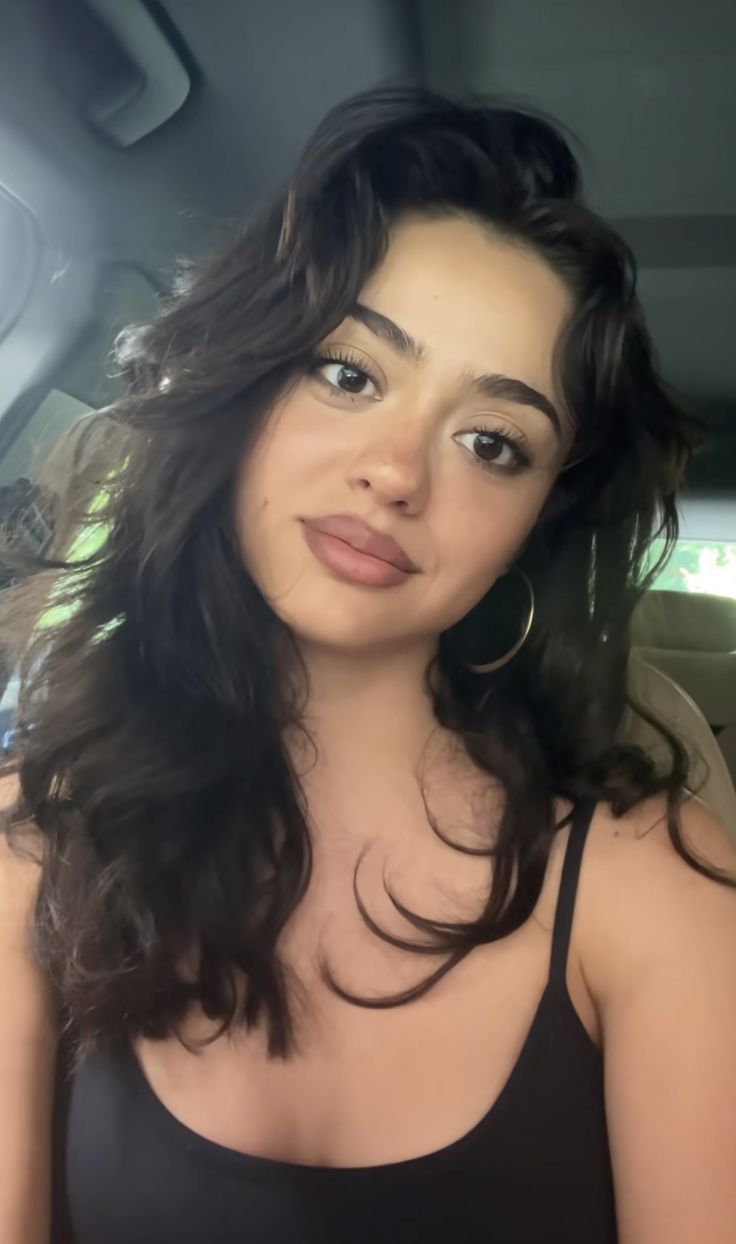 736x1244 Nailea devora haircut. Nailea devora makeup, Make up oval face, Minimal glam scoop tank