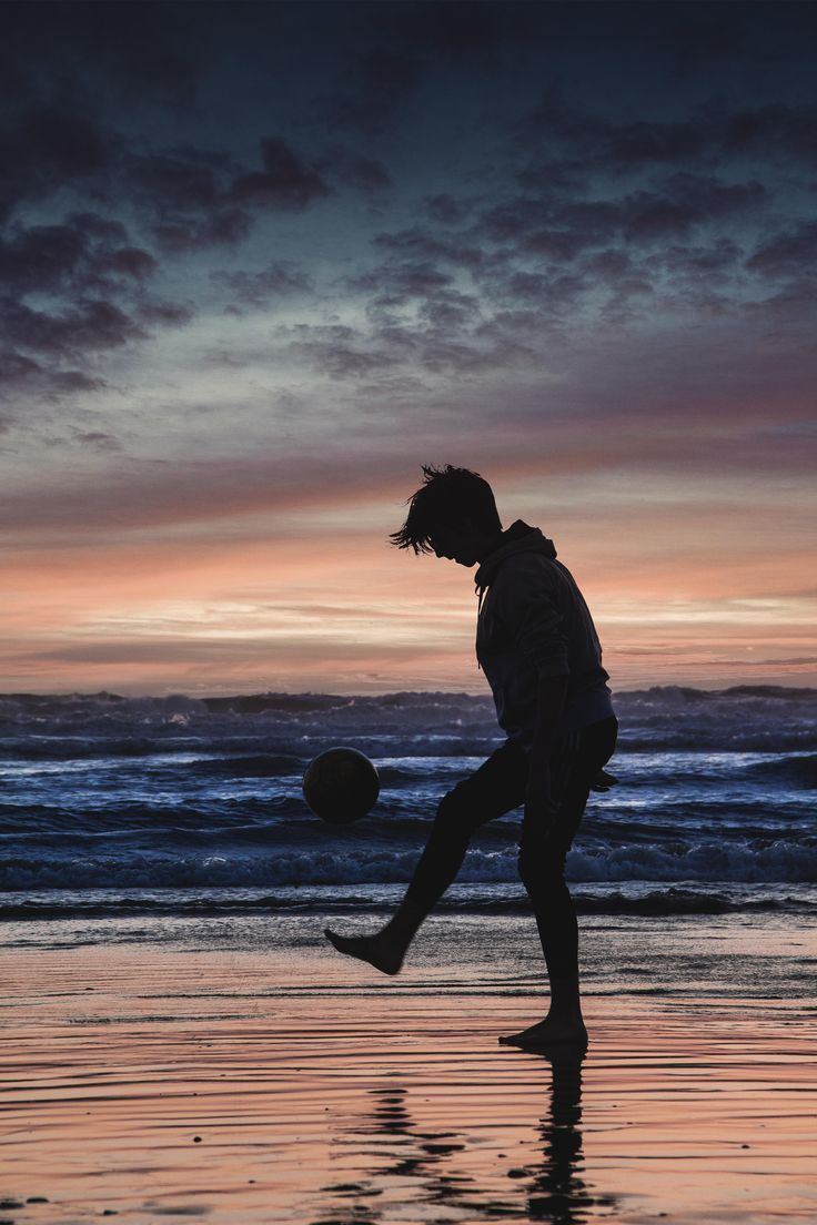 736x1104 Погляньте на цей пін від Micage. Sunset soccer photography, Beach football aesthetic, Soccer with sunset