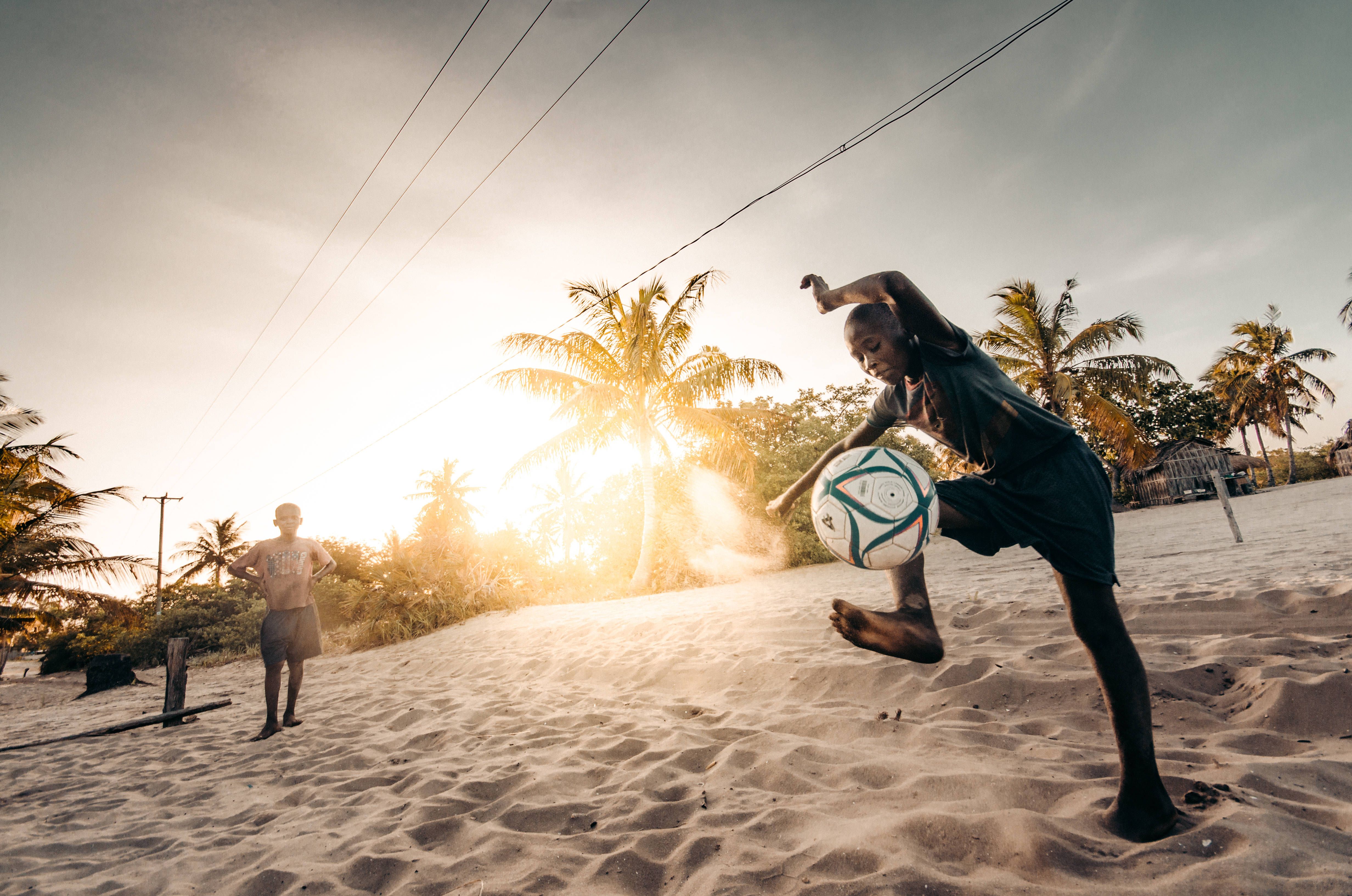 4928x3264 Download Mozambique Man Playing Football Wallpaper