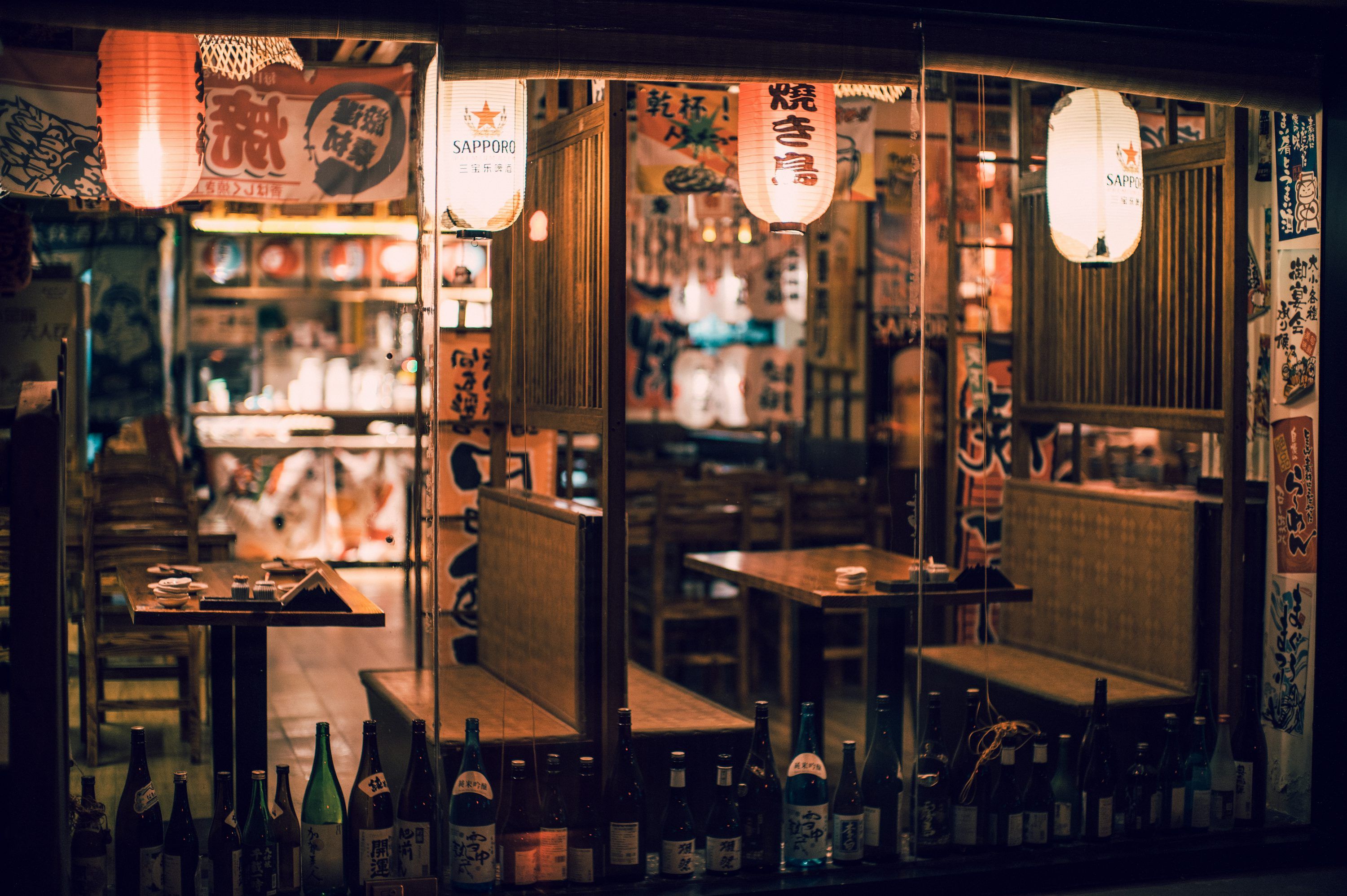 3000x1996 Japanese restaurant signs at night with silhouettes