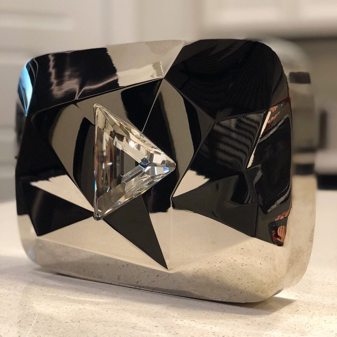 1080x1079 Diamond Play Button Wallpaper