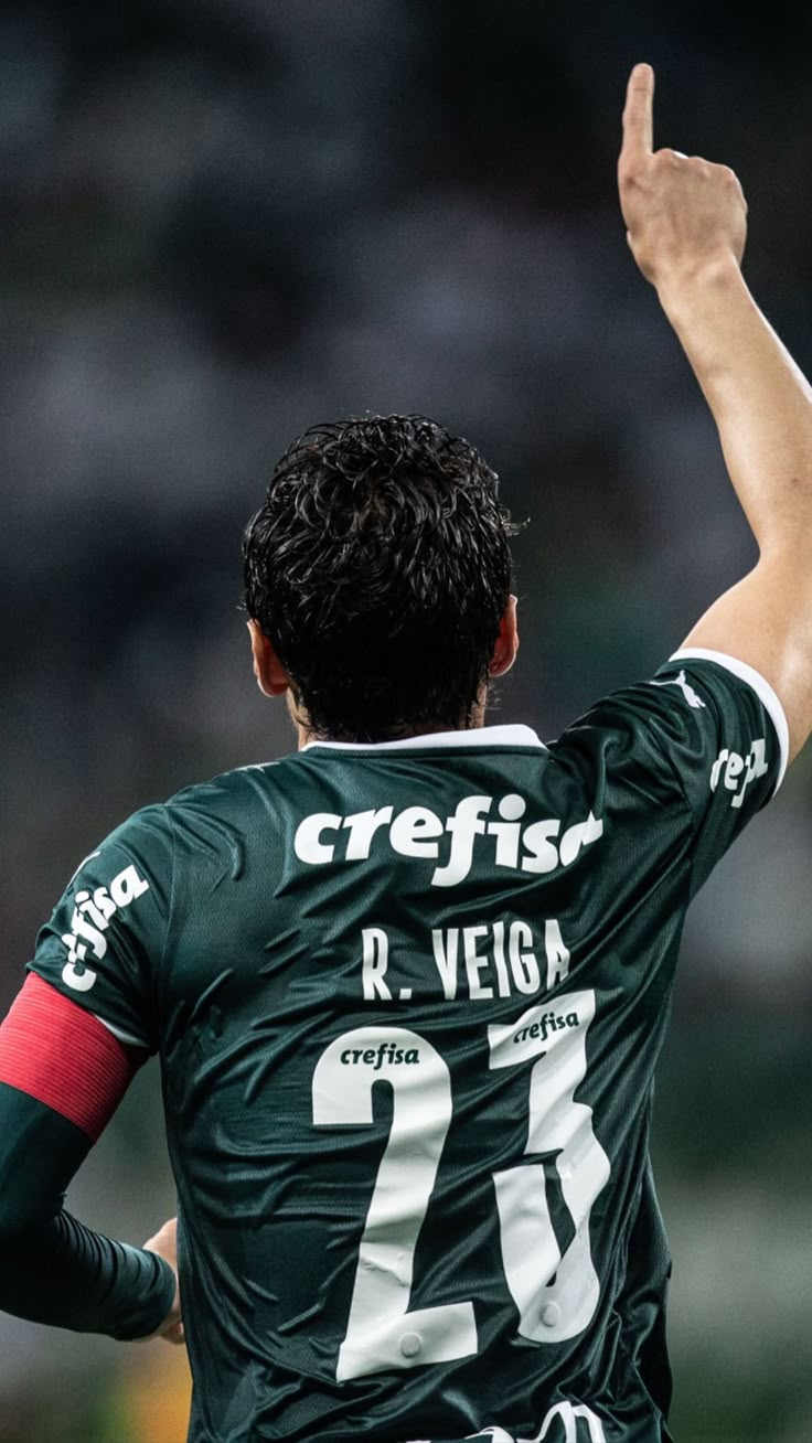 736x1308 Raphael Veiga