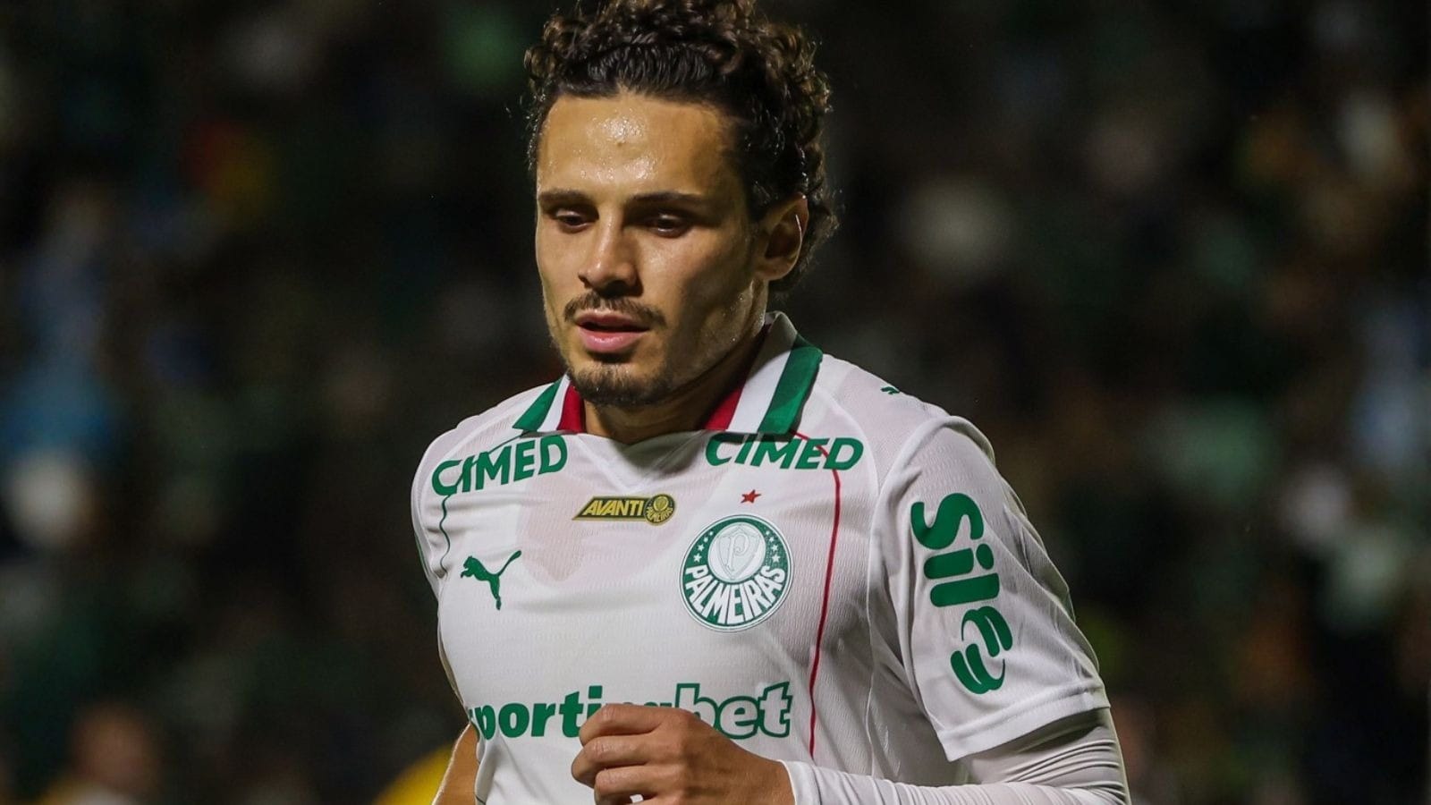 1600x900 Raphael Veiga é recebido por multidão em aeroporto no México