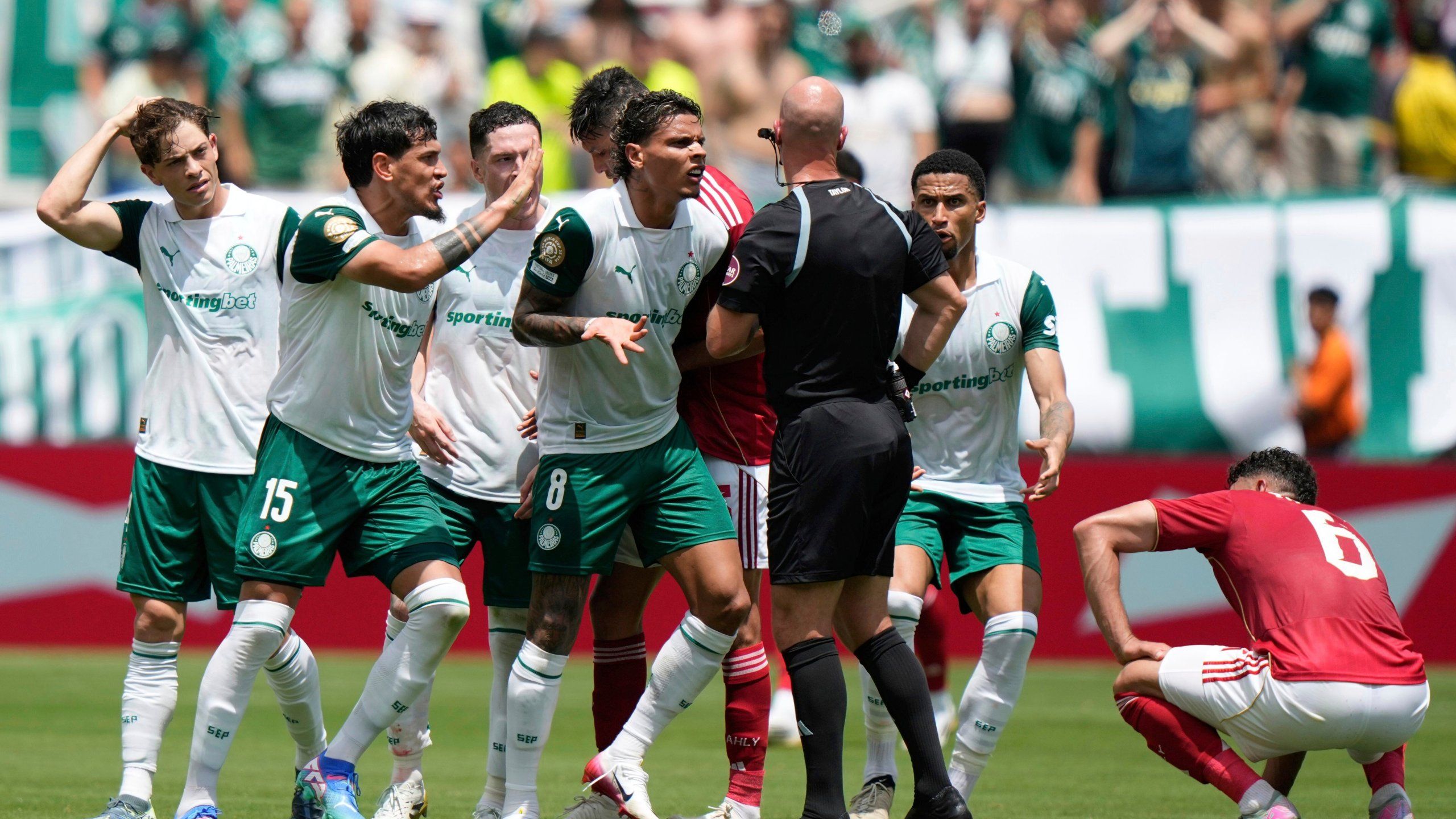 2560x1440 Palmeiras Benefits From Own Goal, López Scores For 2 0 Defeat Of Al Ahly In Club World Cup