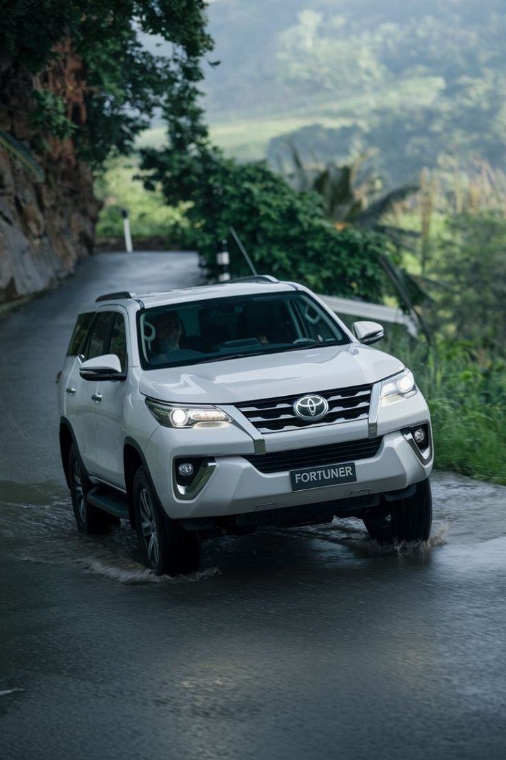 736x1104 4K Fortuner Car Wallpaper