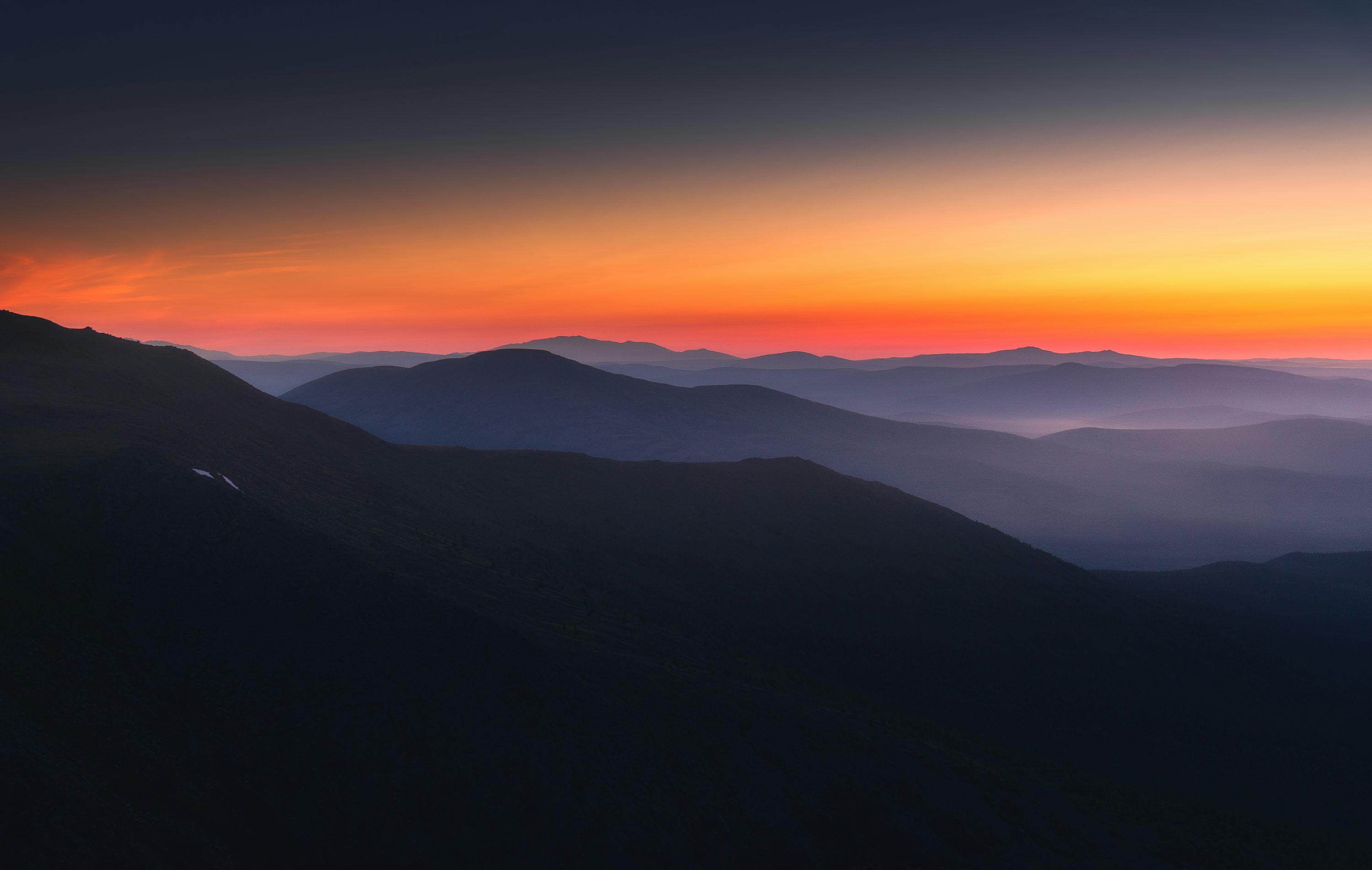 3000x1902 Mountains are silhouetted against a vibrant sunrise