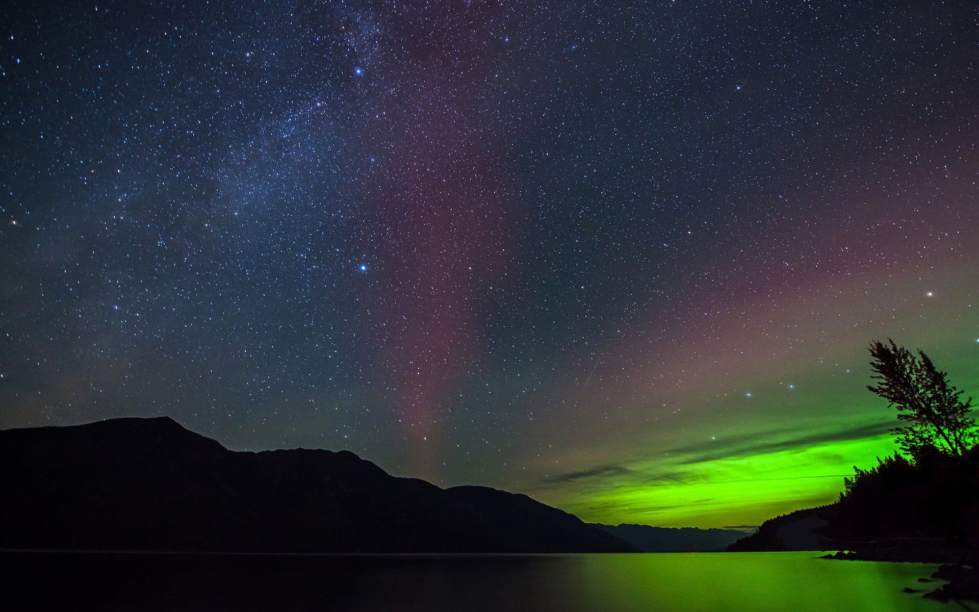 1920x1200 Aurora Nightscape: Stunning HD Nature Wallpaper Under Starry Skies