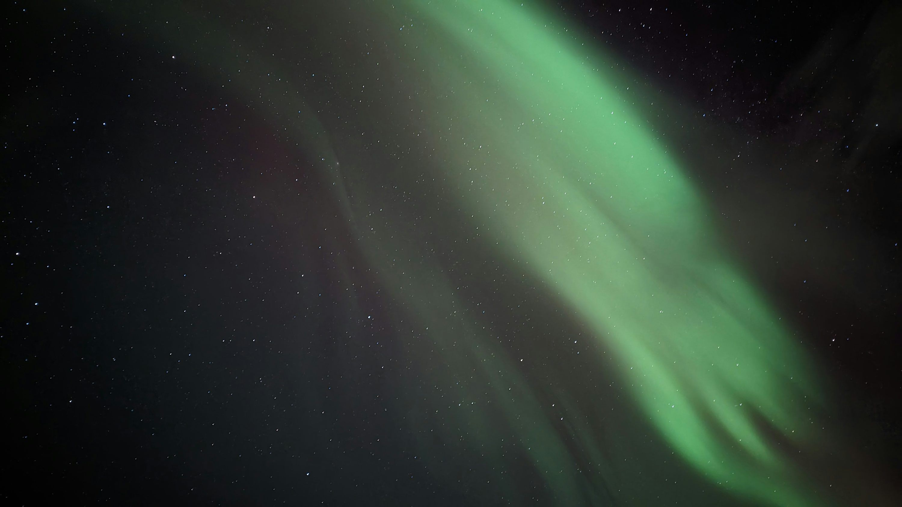 3000x1688 A green and black aurora bore is in the sky