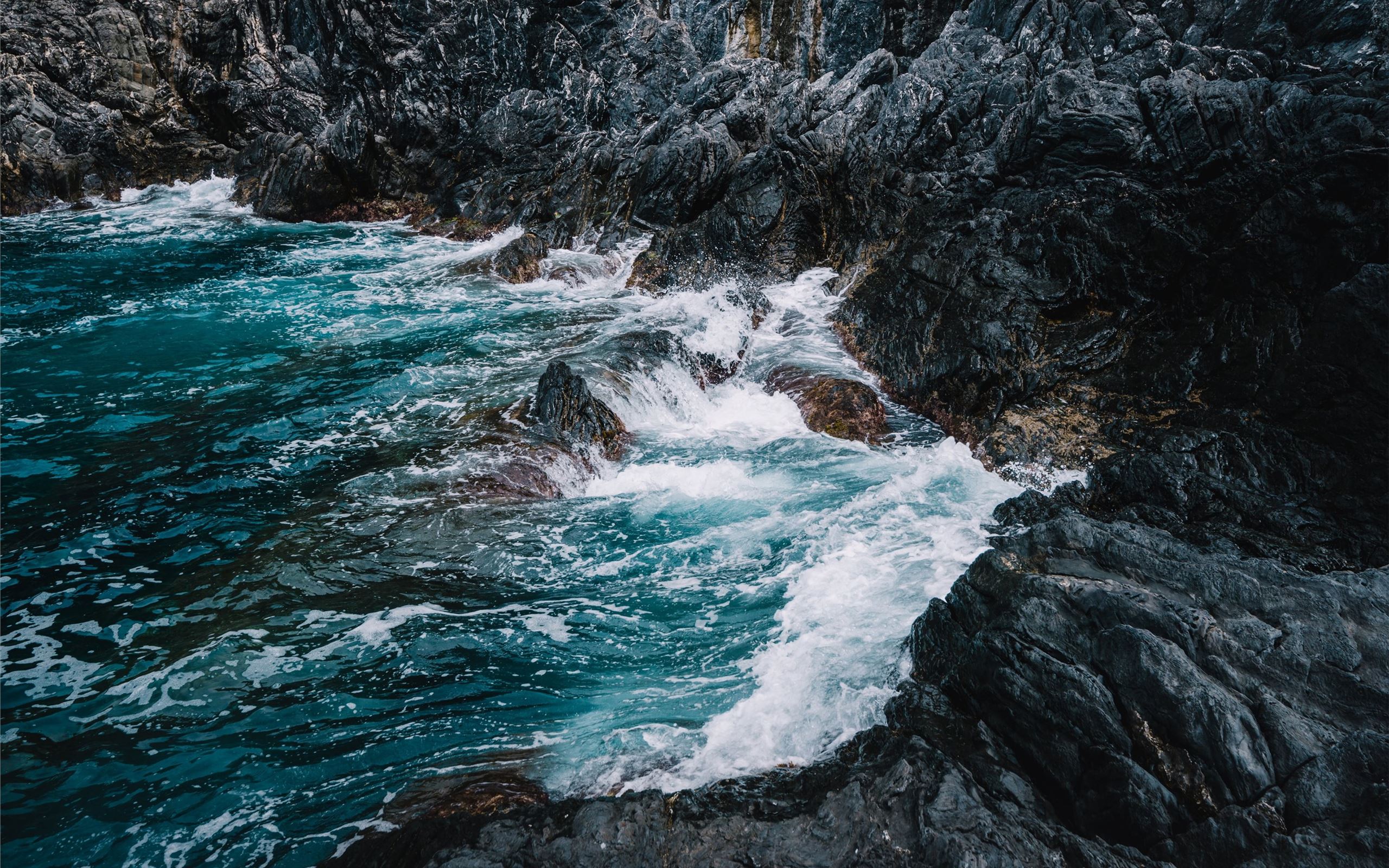 2560x1600 ocean waves on rocks MacBook Pro Wallpaper Download