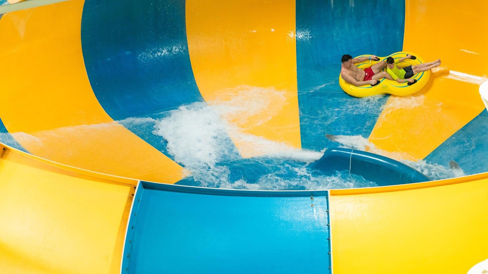 1600x900 Coyote Cannon. Funnel Water Slide. Great Wolf Lodge PA