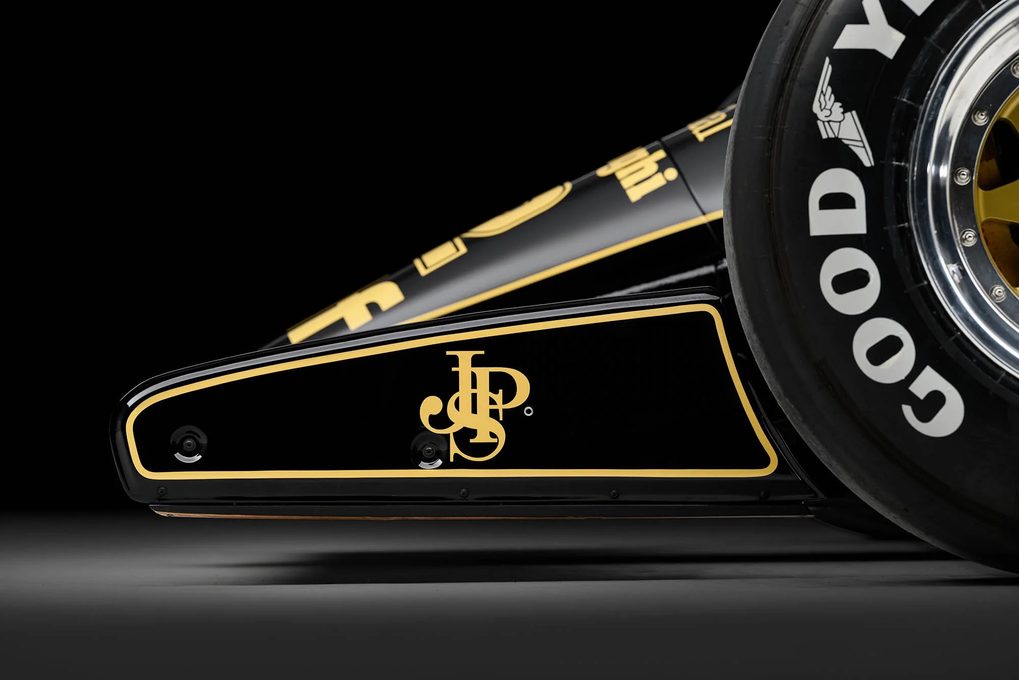2000x1334 Black + Gold