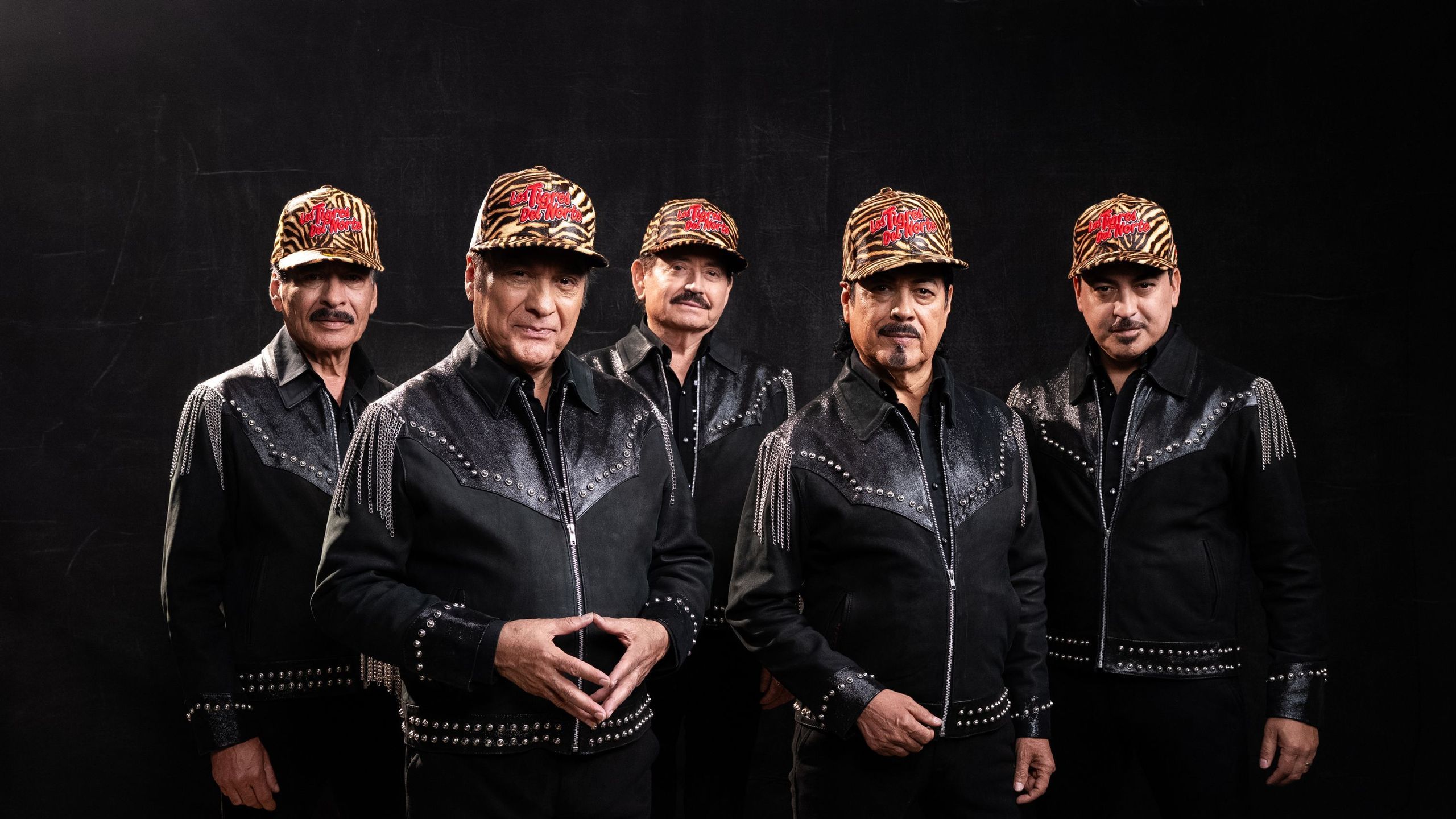 2560x1440 New Era x Los Tigres del Norte: la colaboración que lleva su legado al streetwear