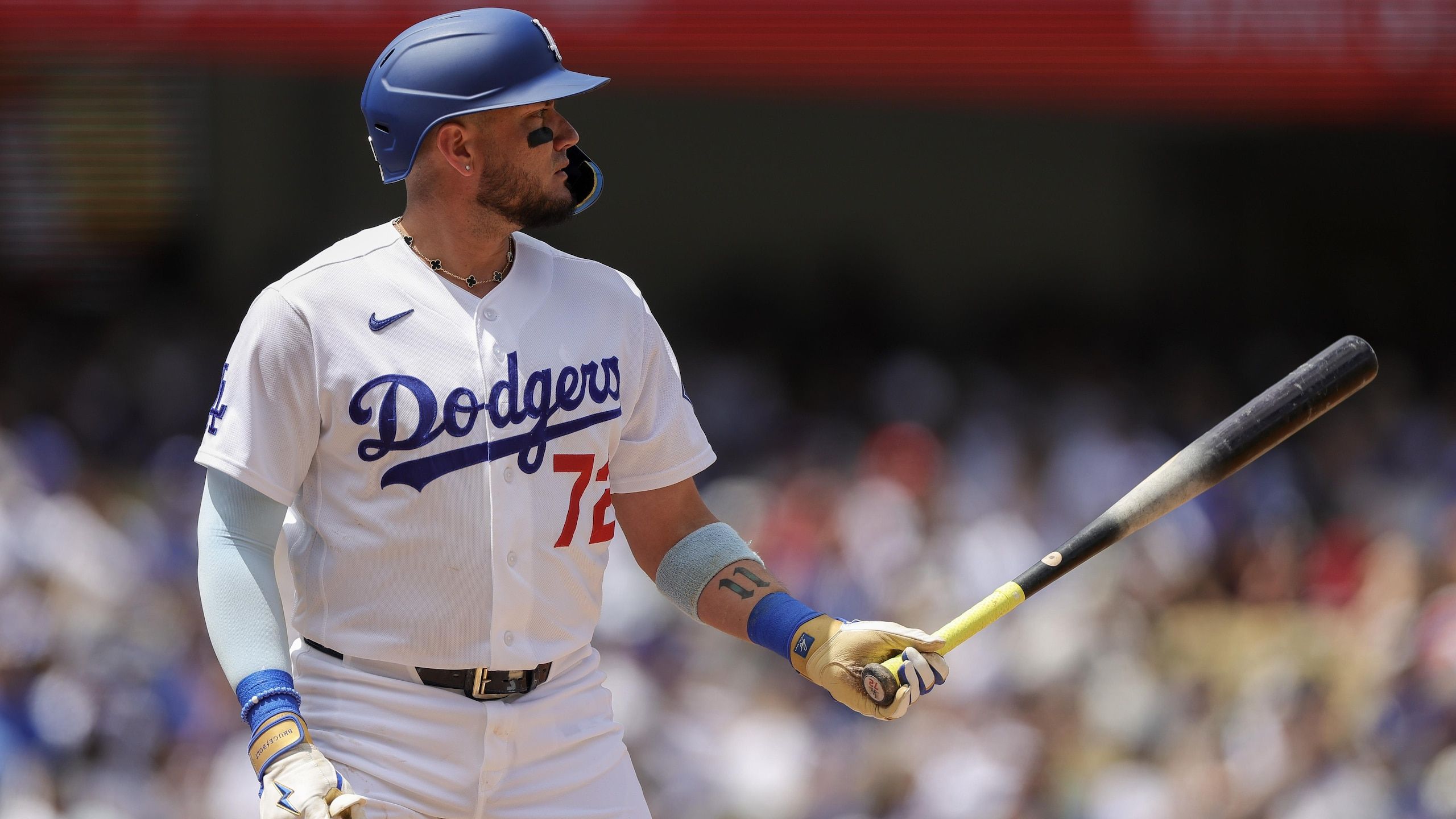 2560x1440 Miguel Rojas Reveals Custom Jordan Cleats in Photo, Logo Features HR Swing From Dodgers World Series