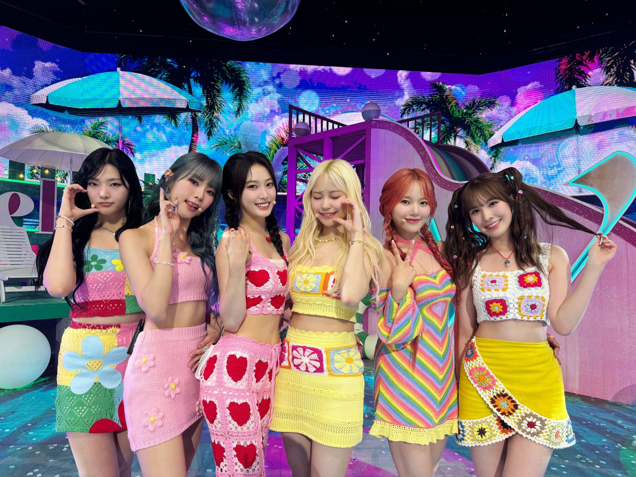 2048x1536 Weeekly Update's LIGHTS ON Inkigayo Comeback Stage