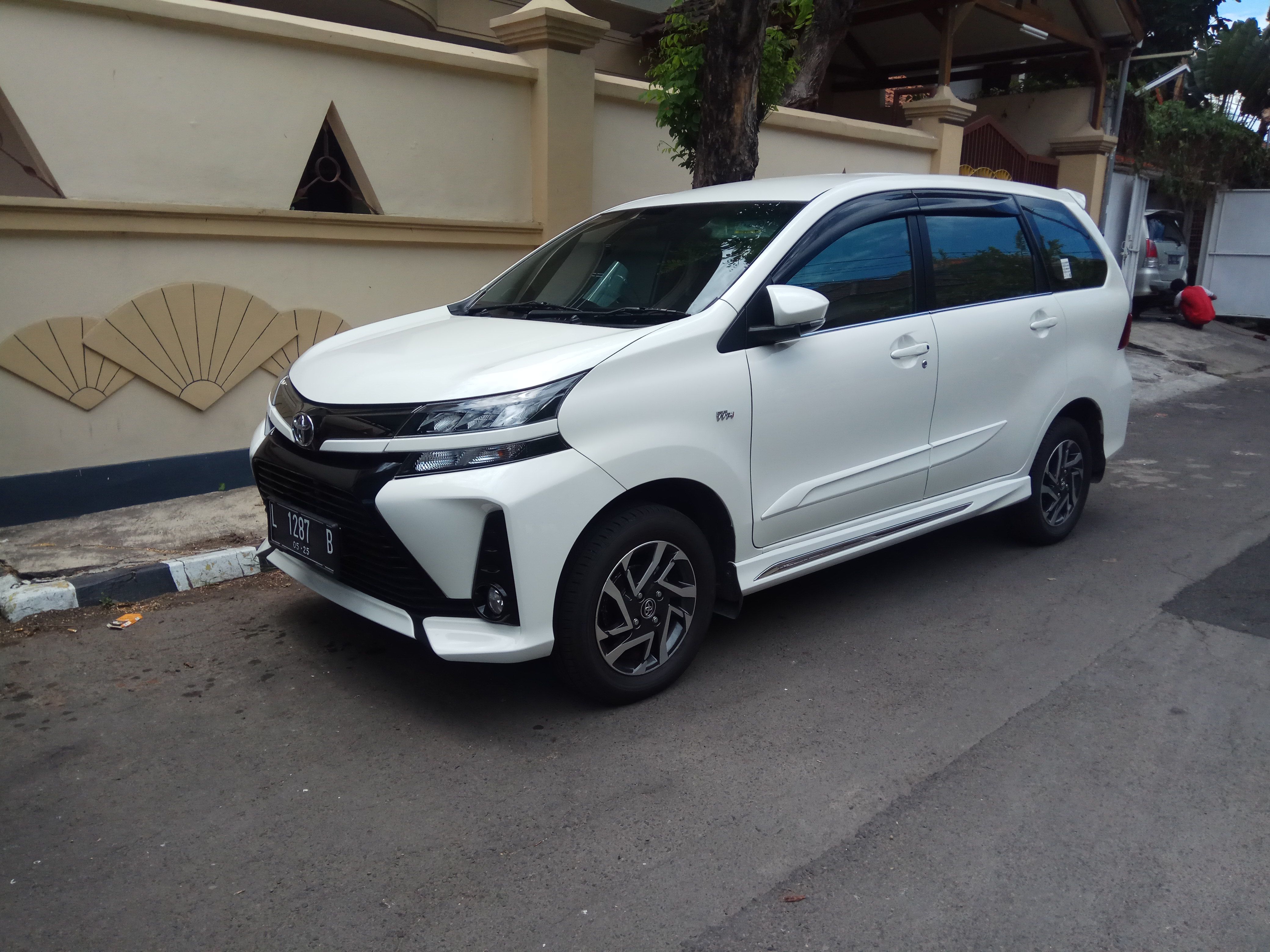 4160x3120 Toyota Avanza 1.5 Veloz (front), West Surabaya