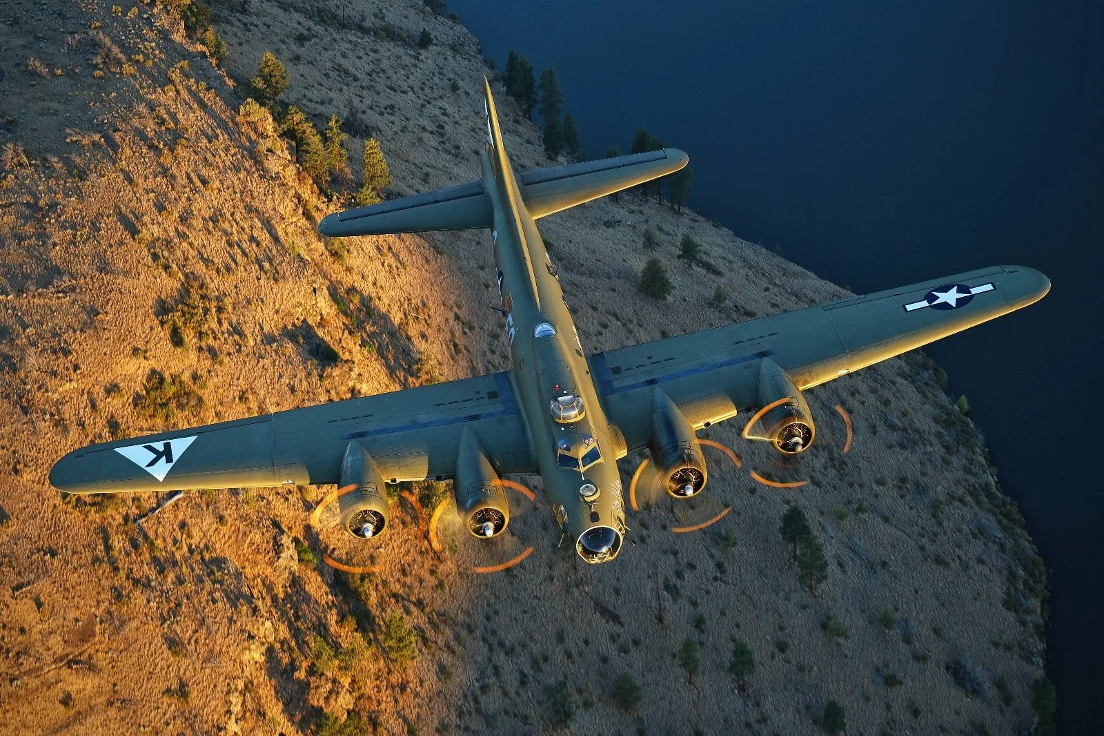 1600x1066 B 17F Flying Fortress