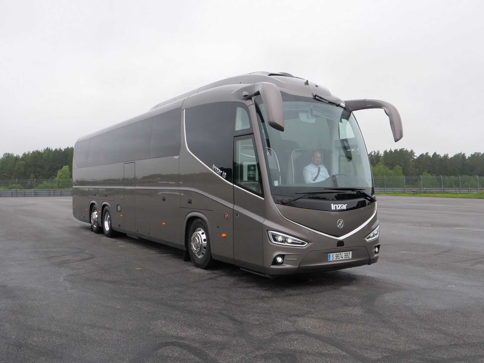 1600x1200 Irizar i8