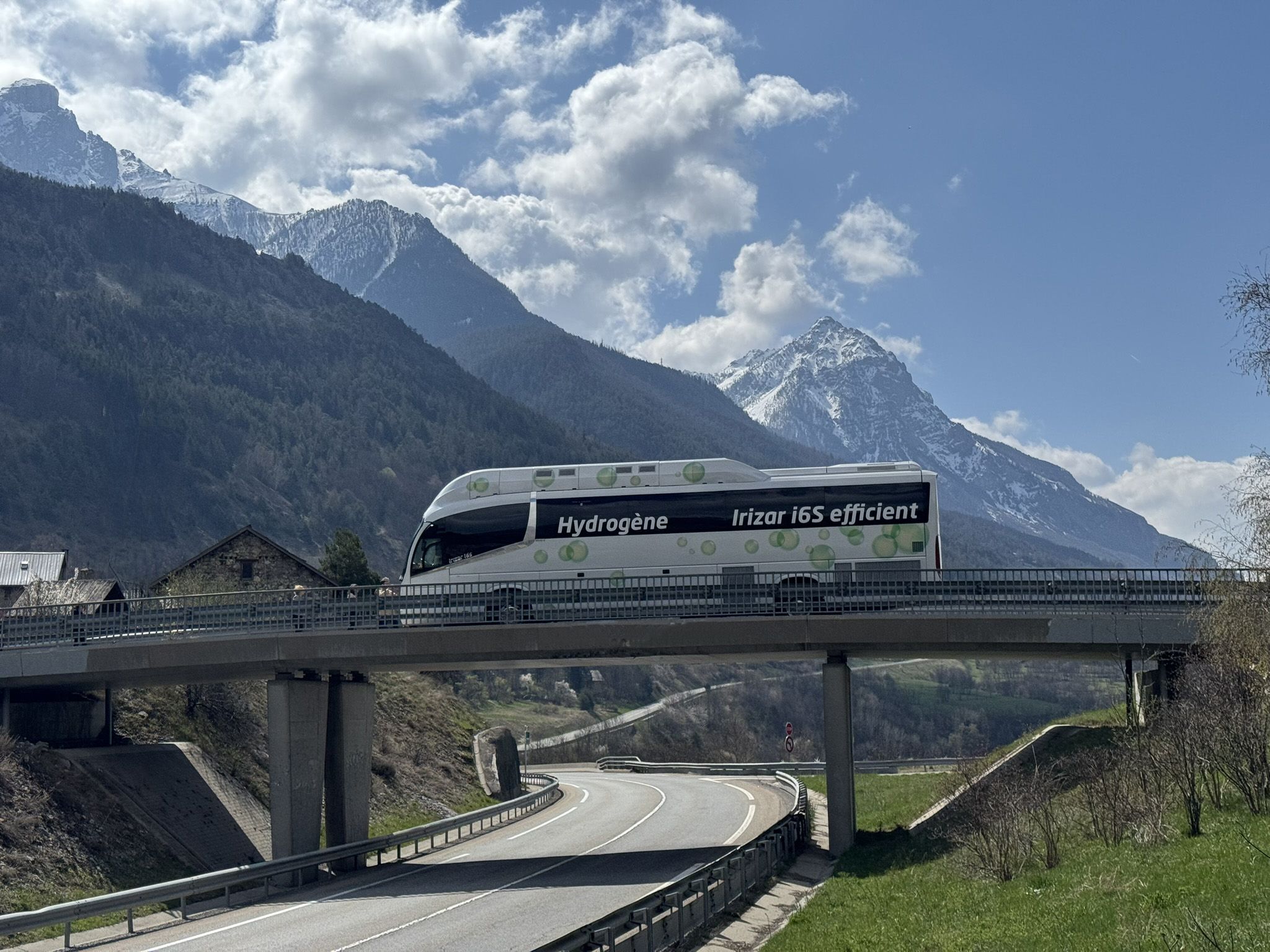 2048x1536 Irizar makes history with the Irizar i6S Efficient Hydrogen coach