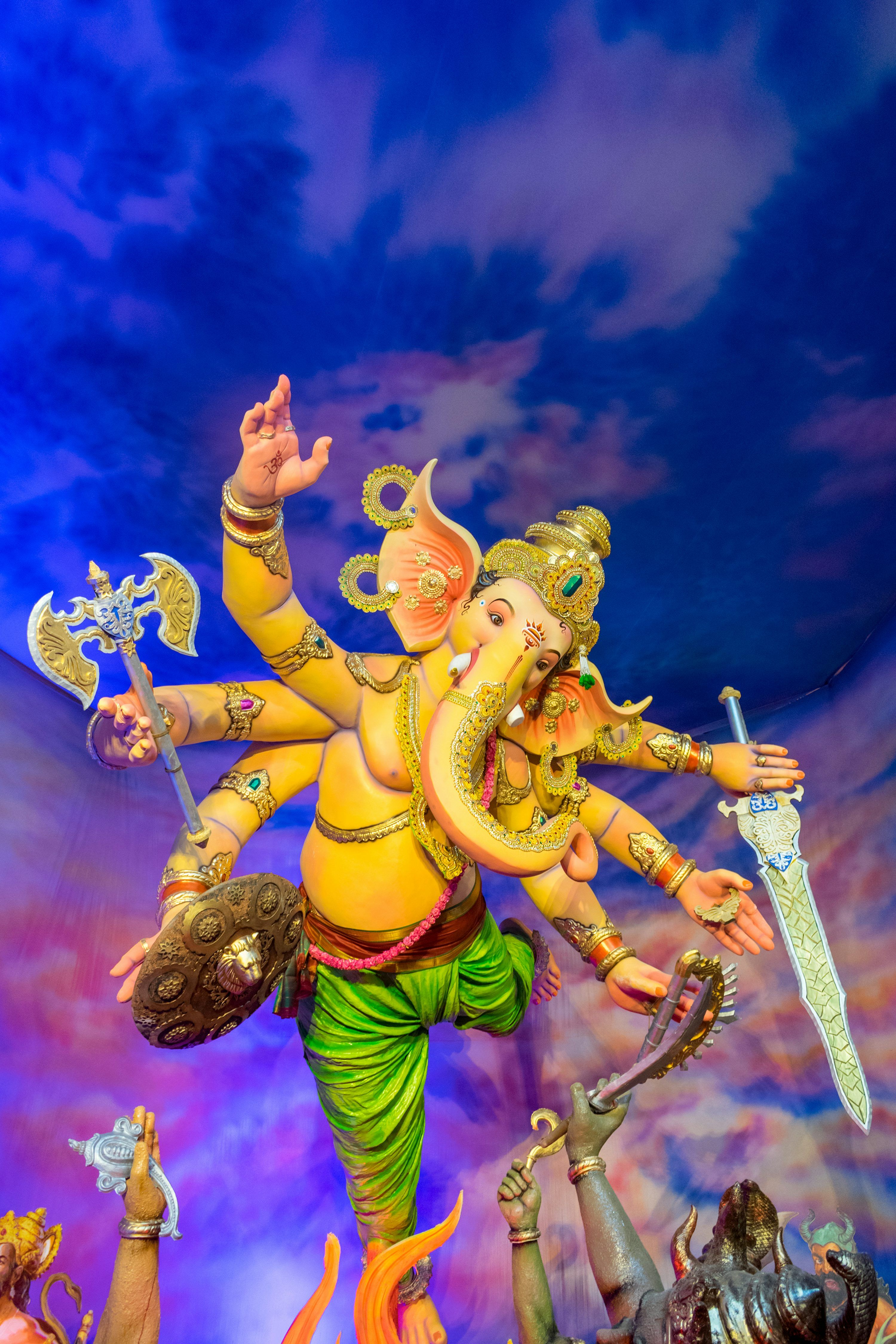 3000x4501 A statue of the hindu deity ganesha with multiple arms