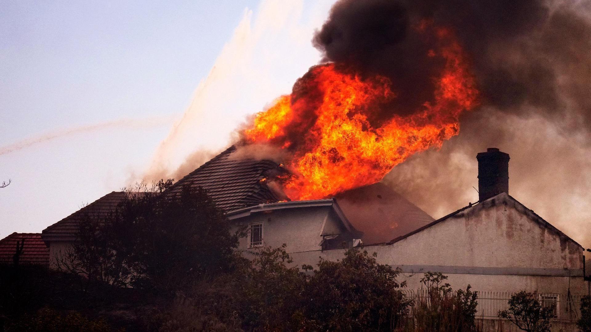 1920x1080 Coastal homes burn as hot winds fuel California fires