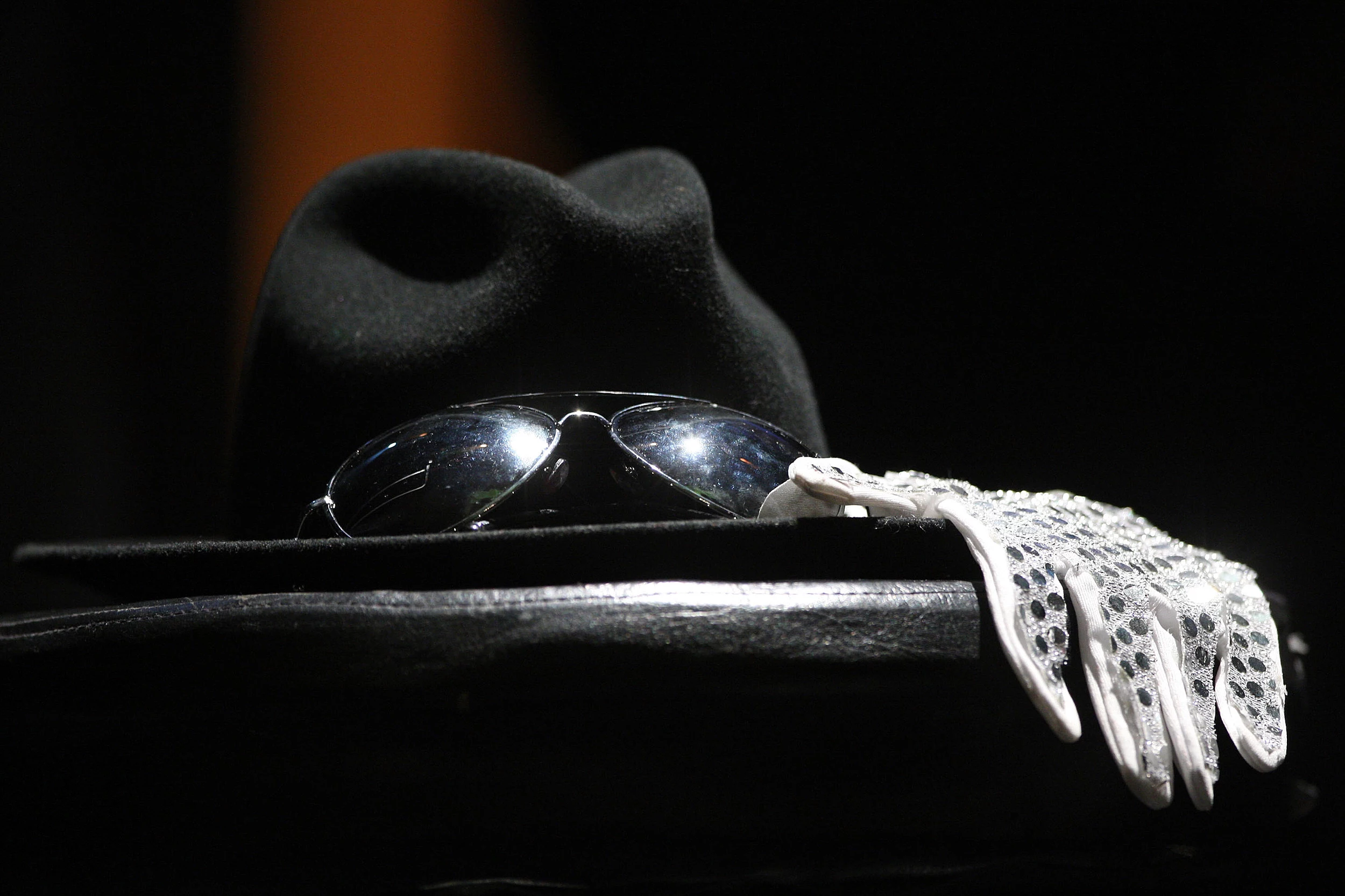 2500x1666 Bid On Michael Jackson's Iconic Glove In Dallas!