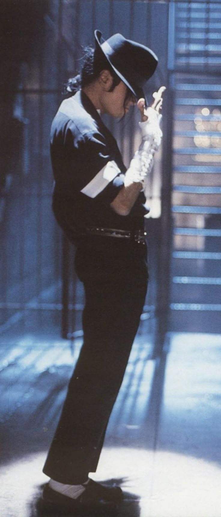 736x1721 Black or white wallpaper. Michael jackson white glove, Black or white album cover, Michael jackson