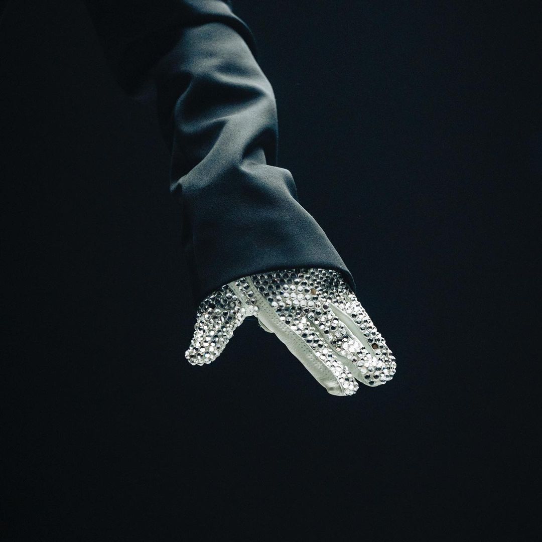 1080x1080 Kendrick Lamar rocking a single white glove during his performance